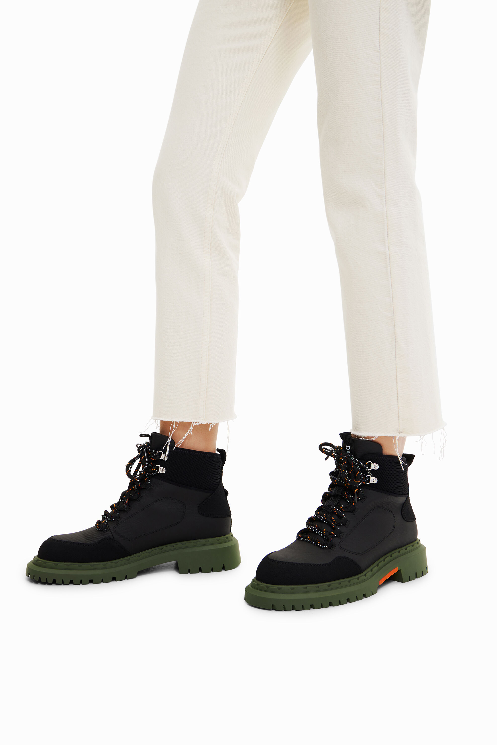Bota trekking cordones