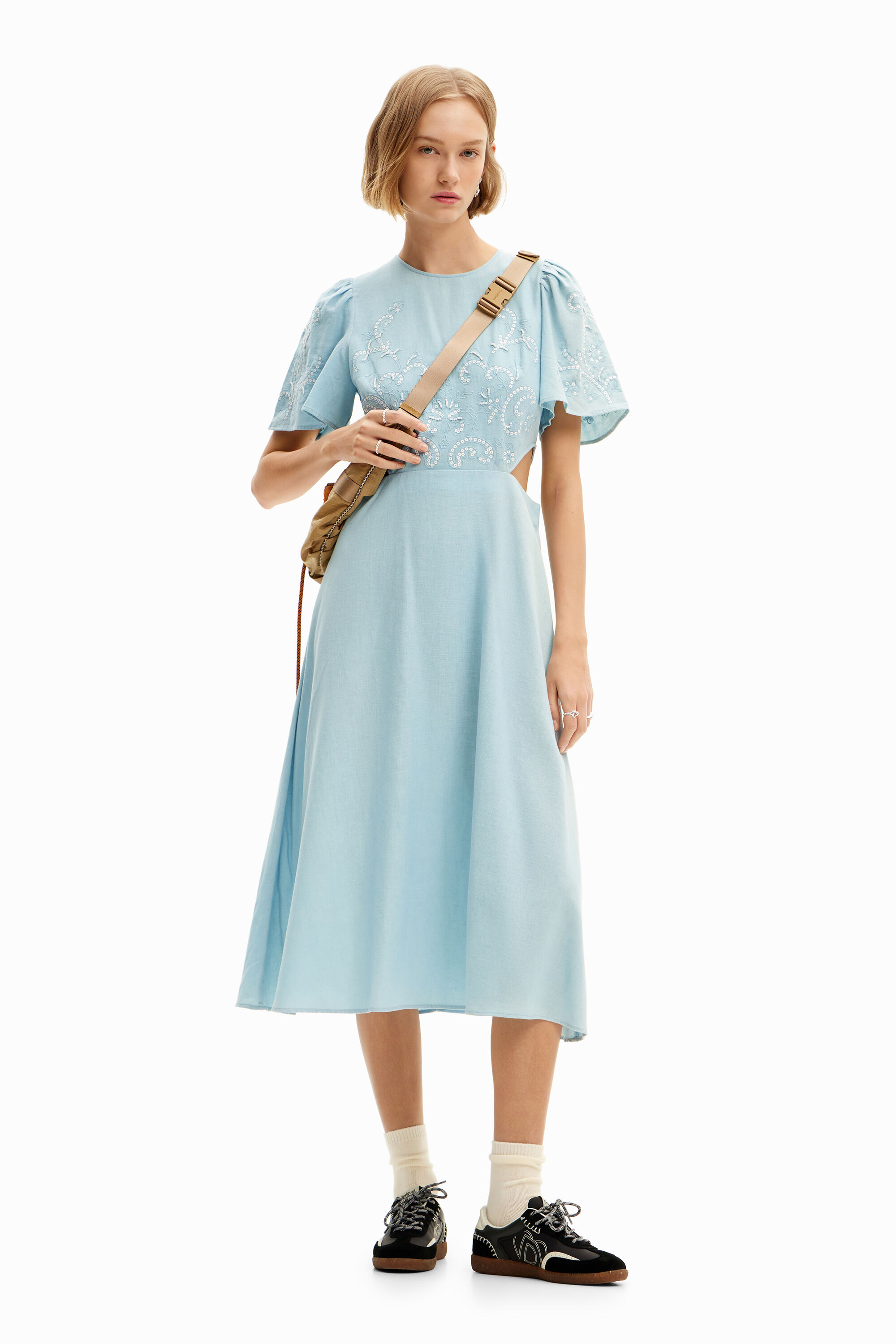 Vestido midi bordado cut-outs