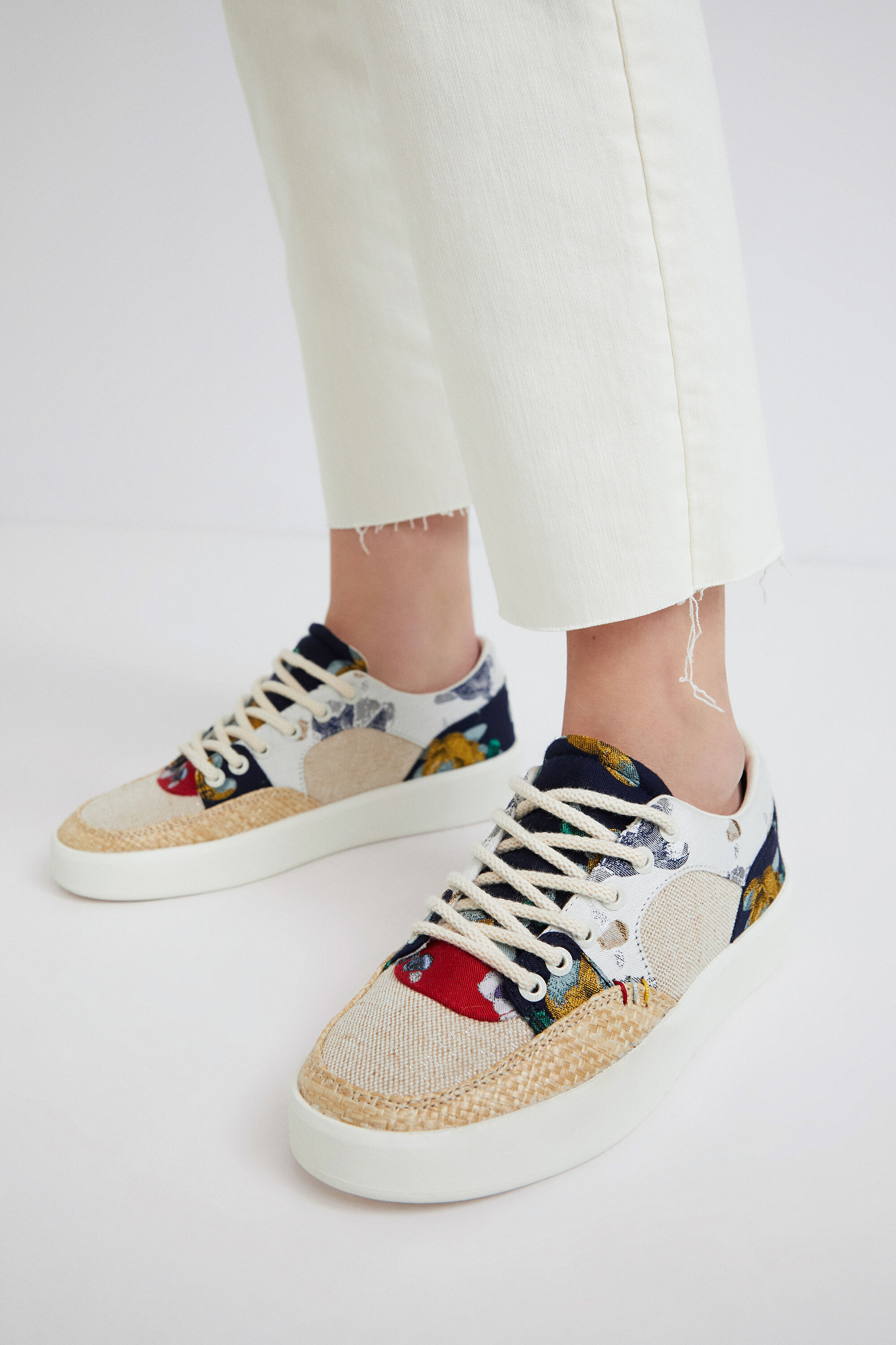 Zapatilla patch con rafia