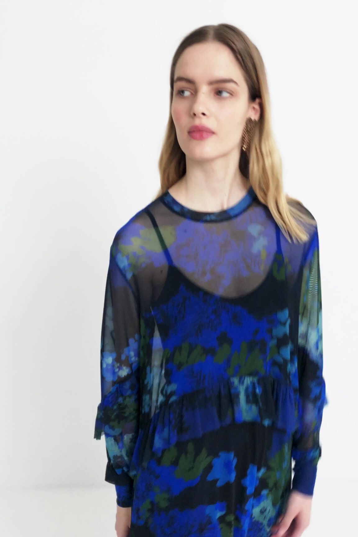 Vestido midi de gasa con camuflaje floral