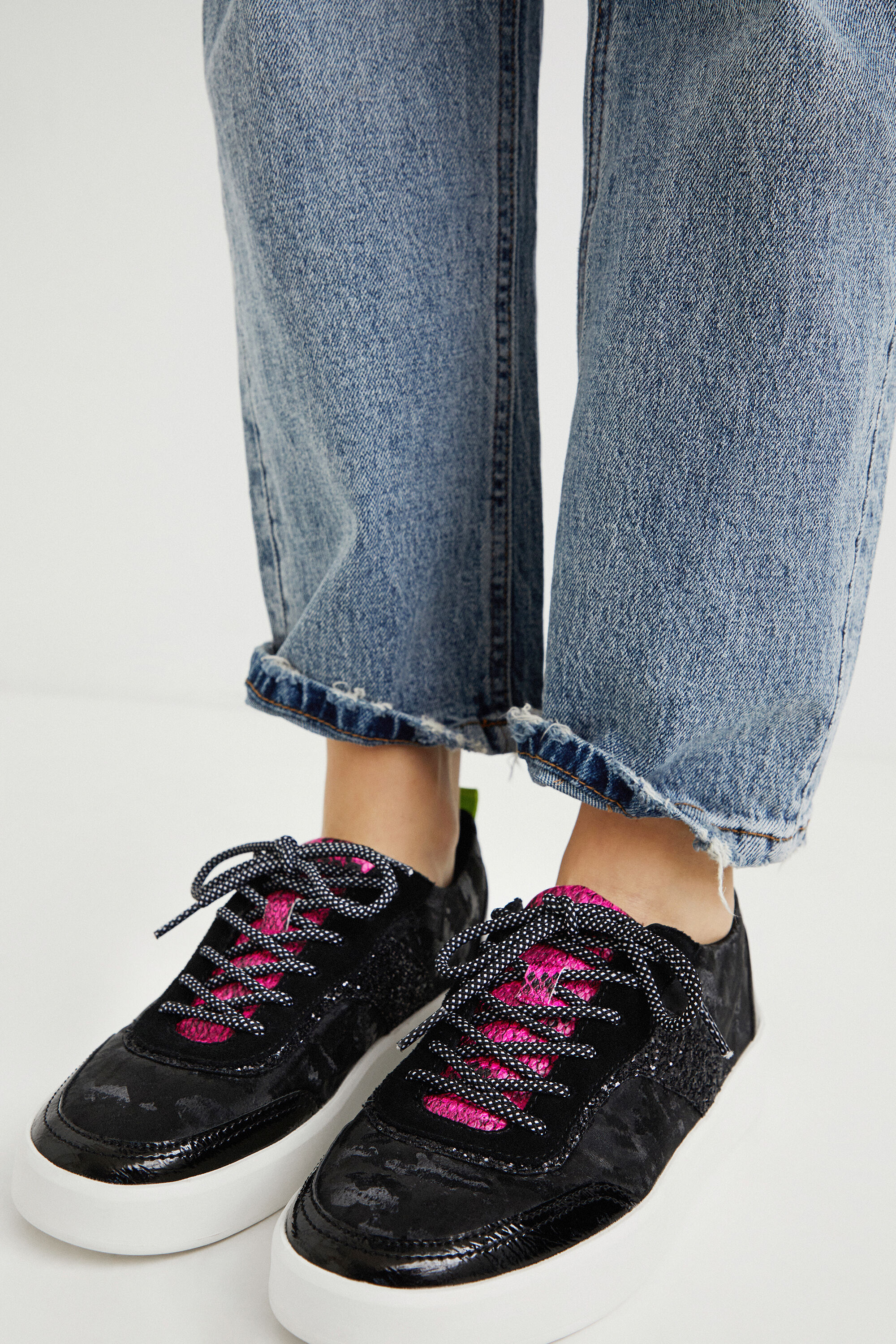 Sneakers piel sint&eacute;tica camuflaje glitter