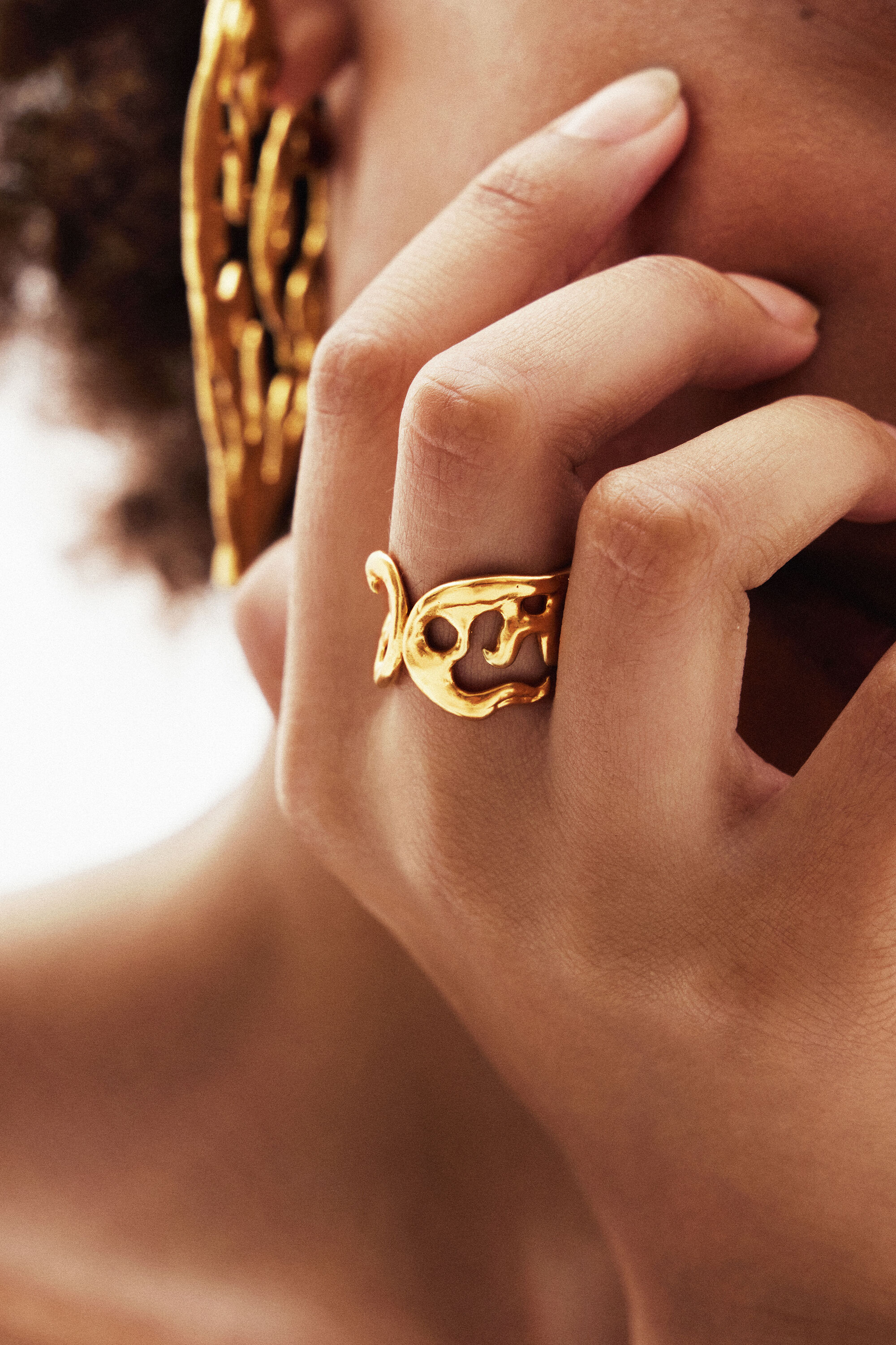 Anillo formas org&aacute;nicas ba&ntilde;o oro Zalio