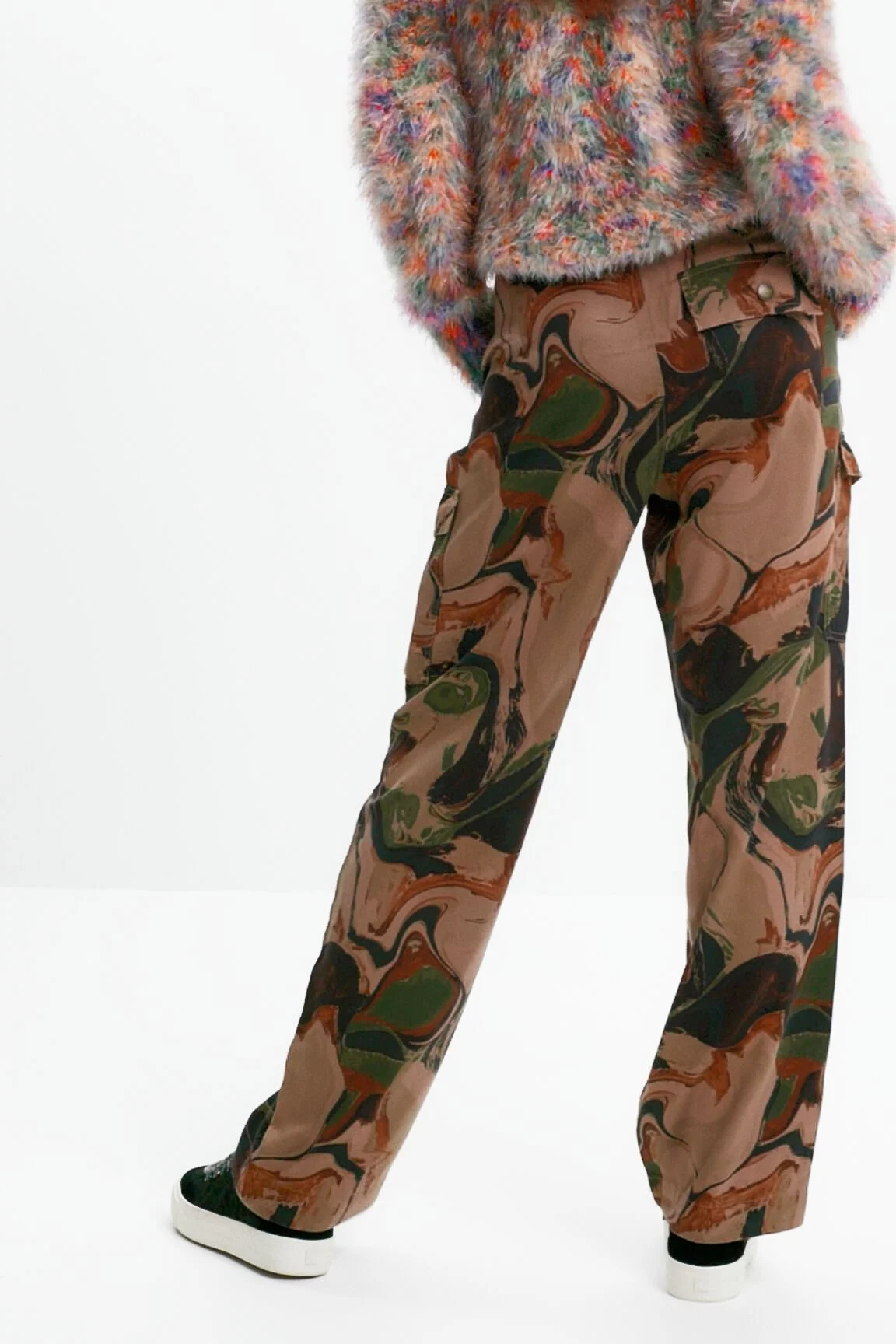 Pantal&oacute;n cargo camuflaje psicod&eacute;lico