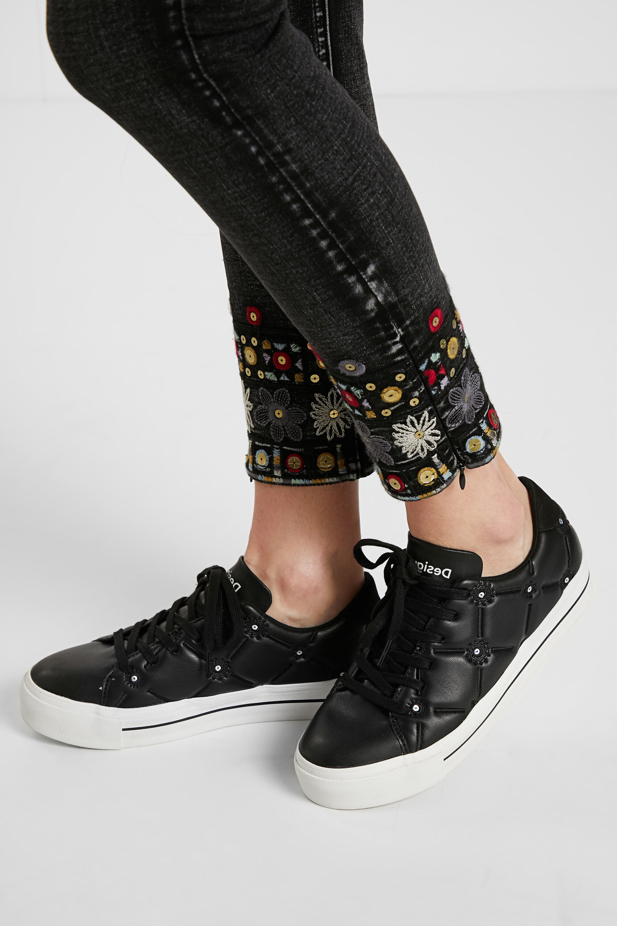 Sneakers efecto piel bordado lentejuelitas
