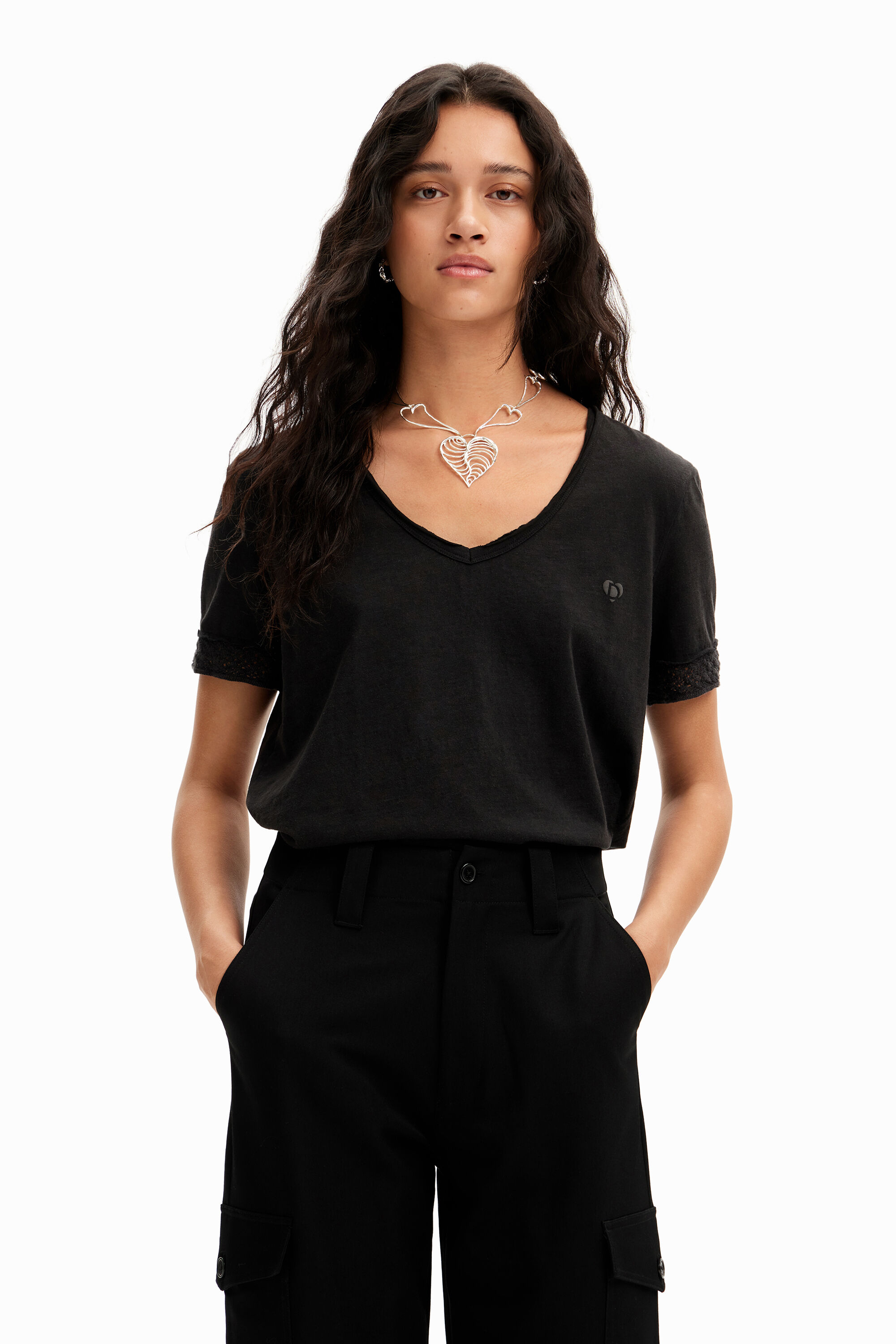Camiseta escote pico calados