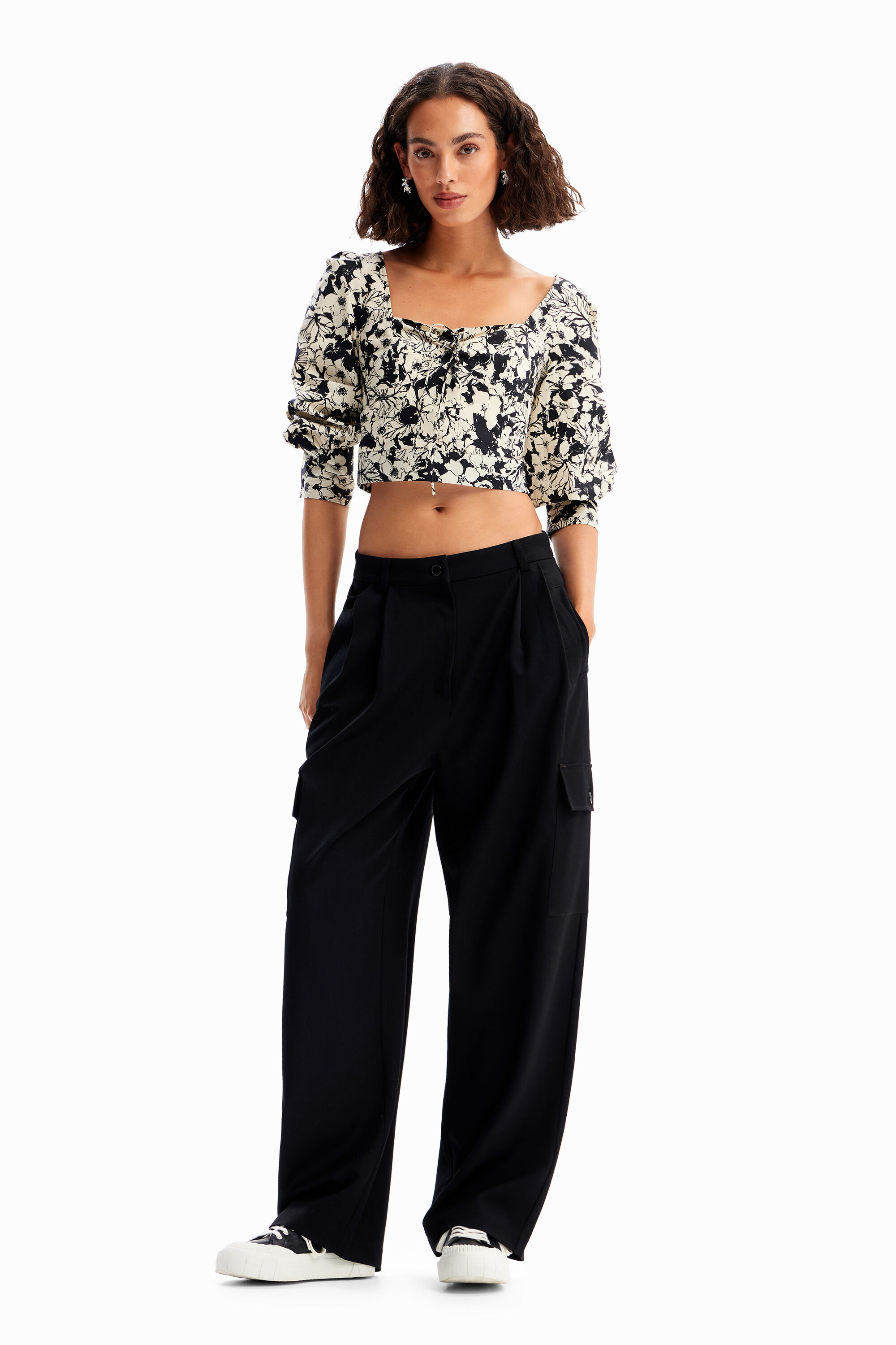 Blusa cropped cors&eacute; flores