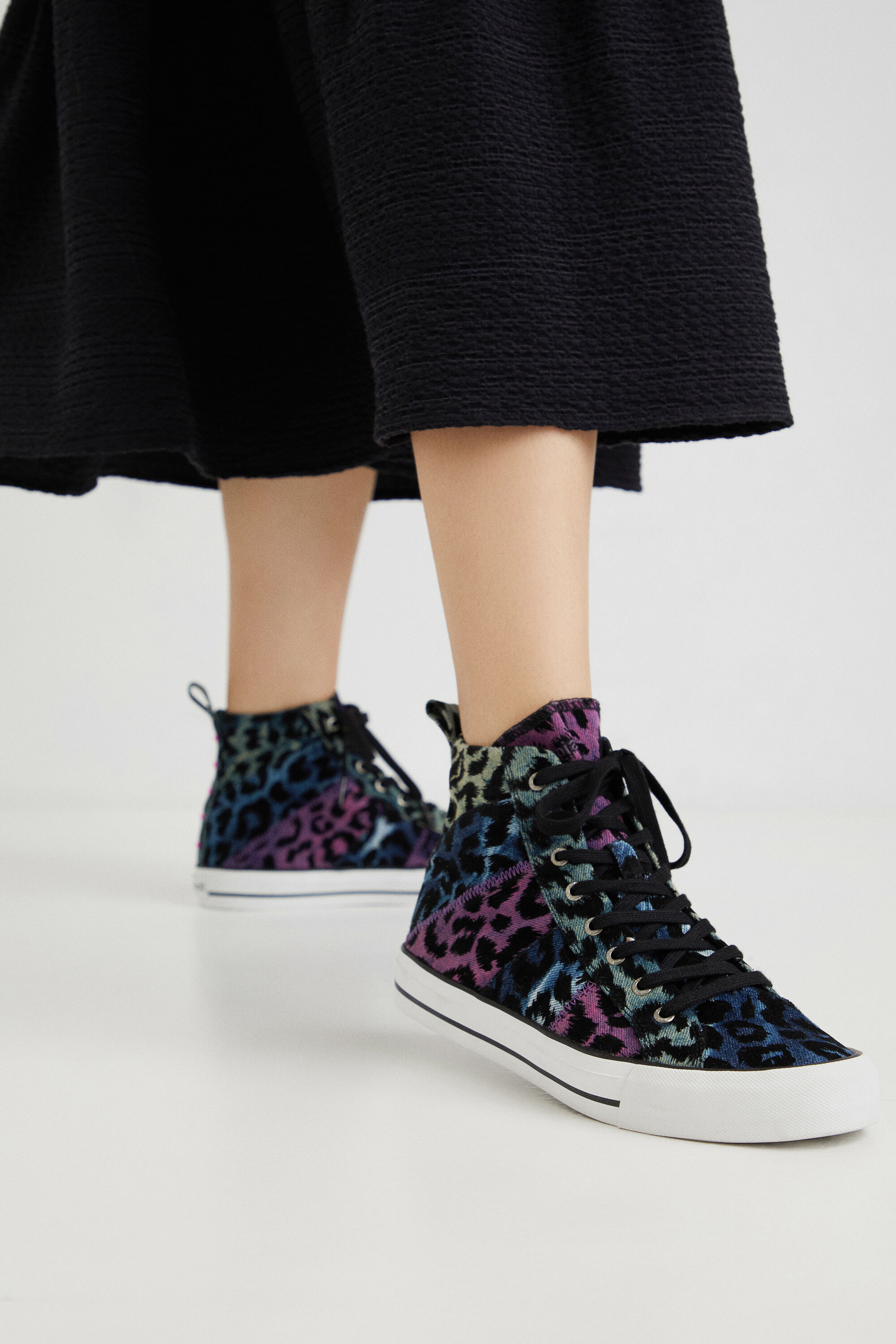 Sneakers ca&ntilde;a alta leopardo