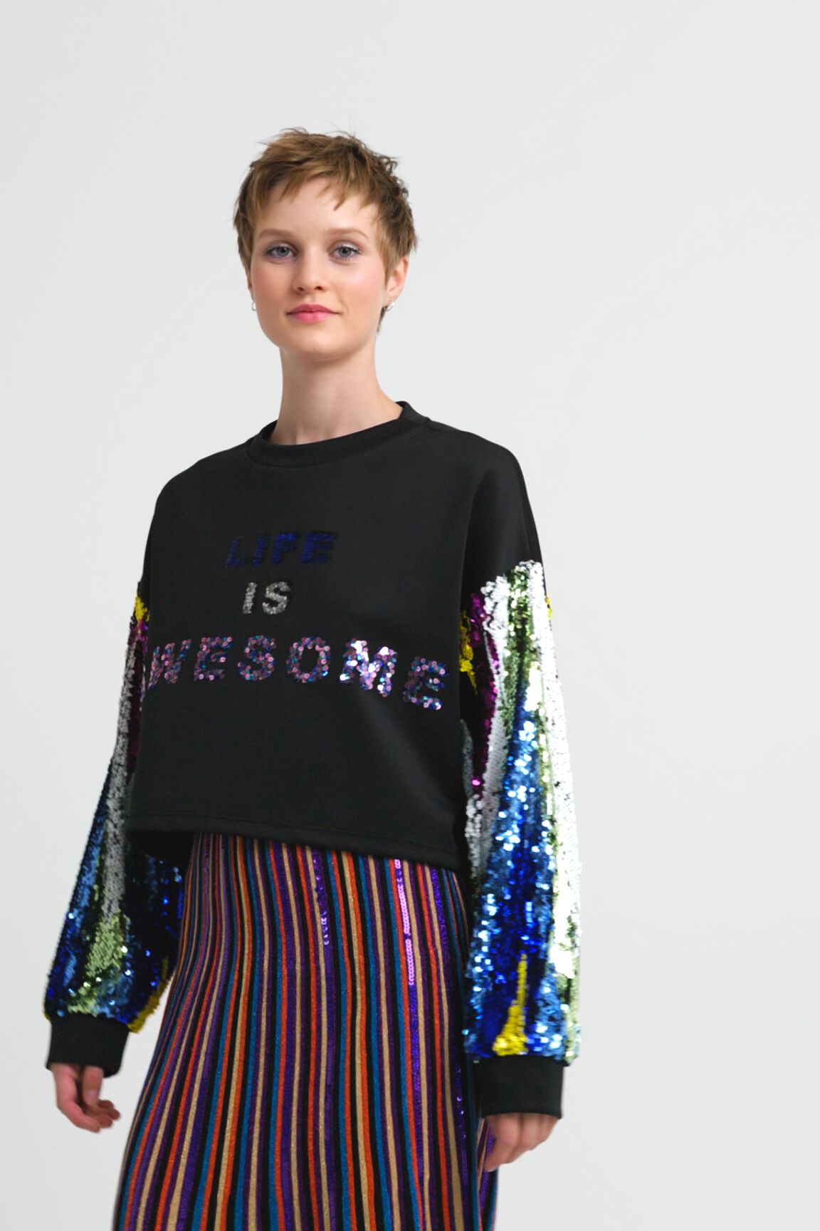 Sudadera crop lentejuelas