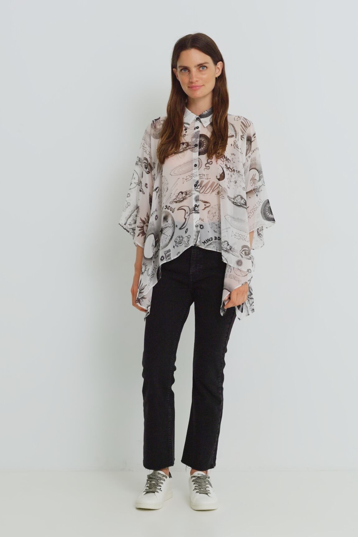 Camisa oversize corta asim&eacute;trica