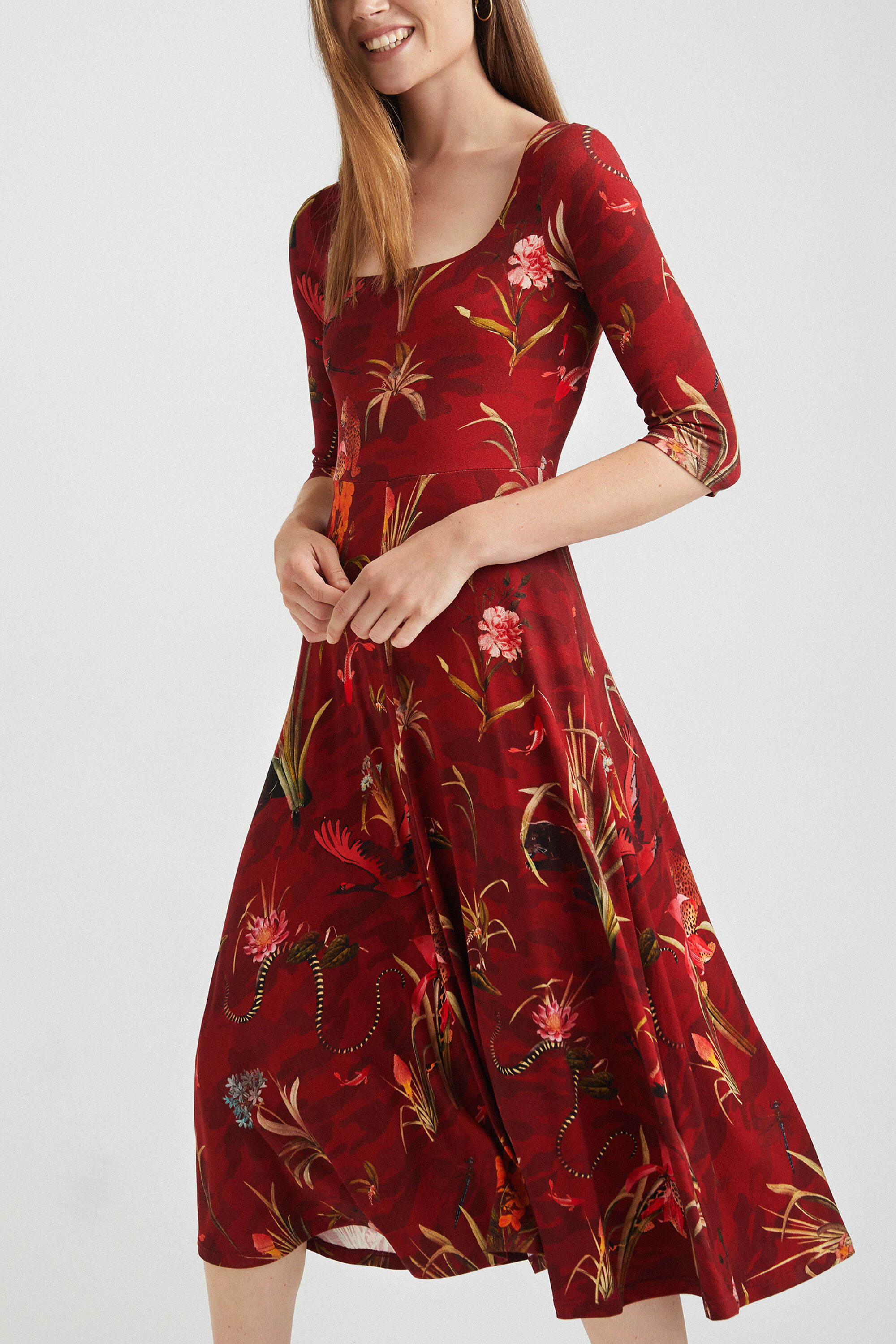 Vestido escotado vuelo