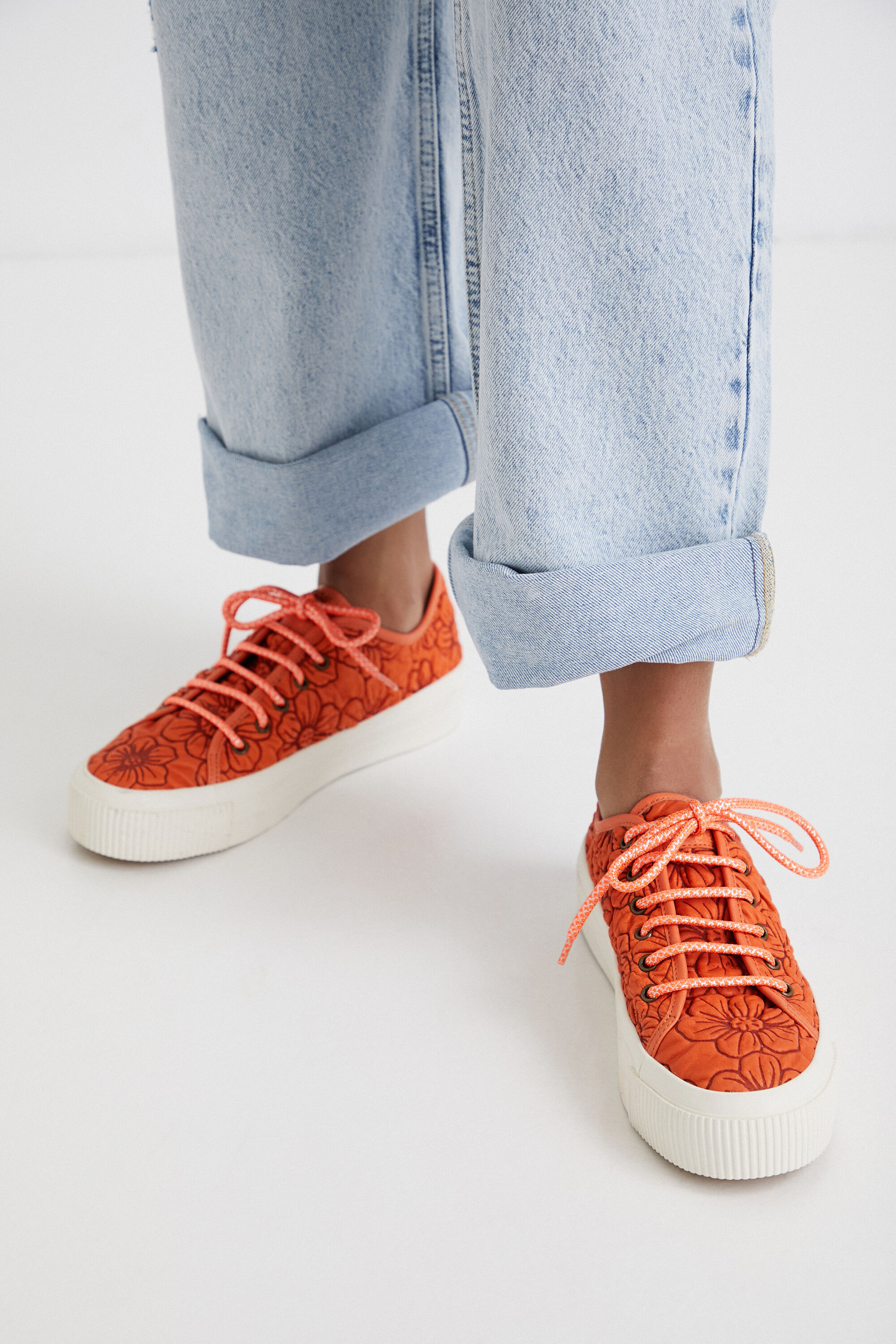 Sneaker plataforma flores