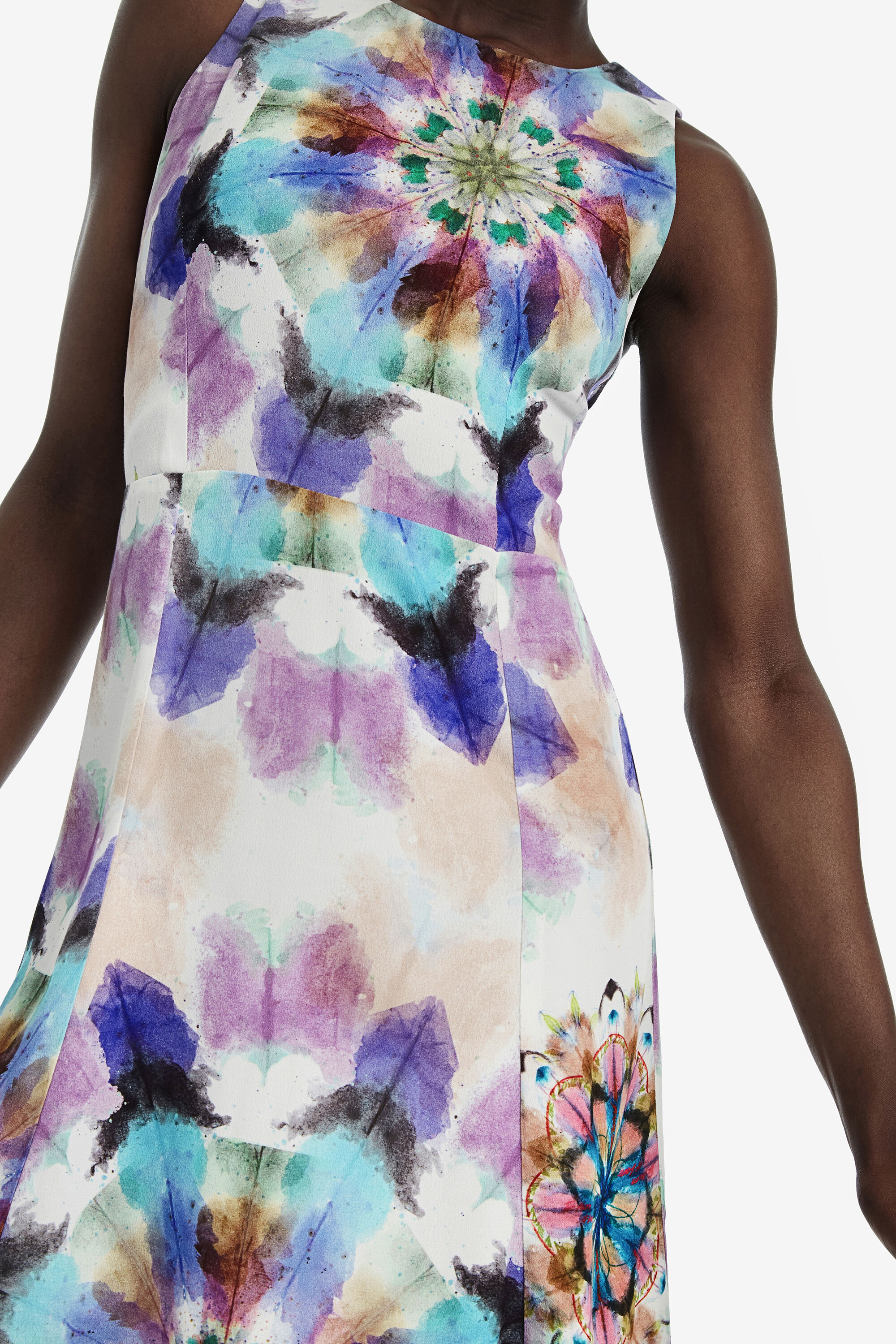 Vestido fluido corto con ligero evas&eacute;