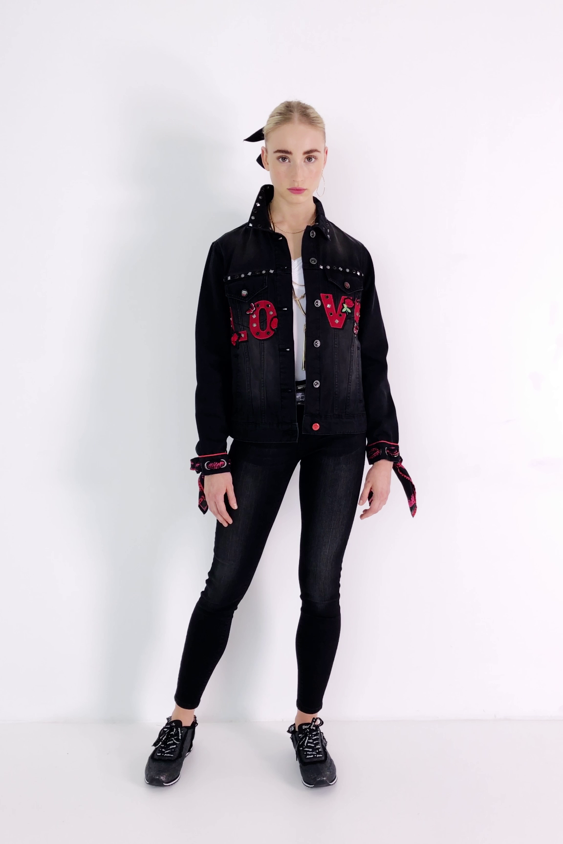 Cazadora denim detalles tachuelas