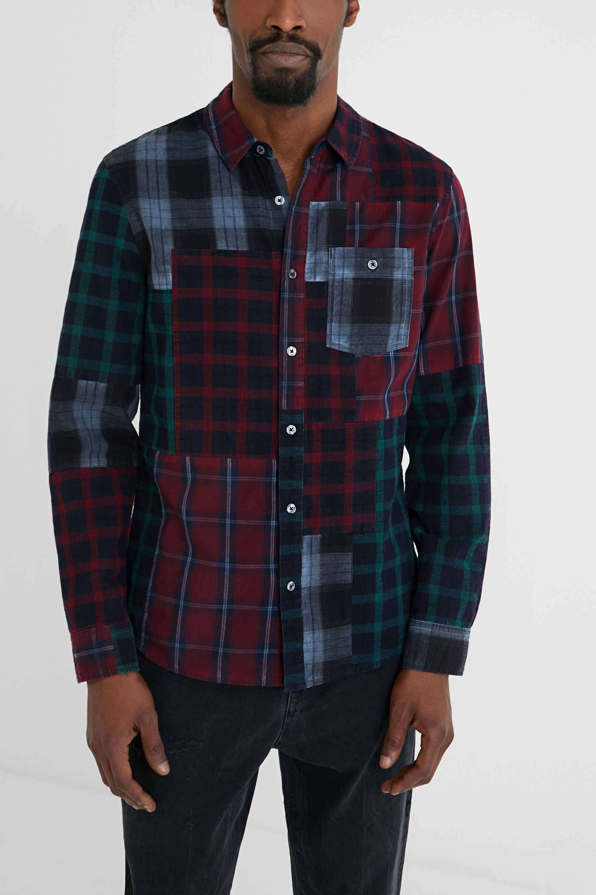 Camisa regular patch tart&aacute;n