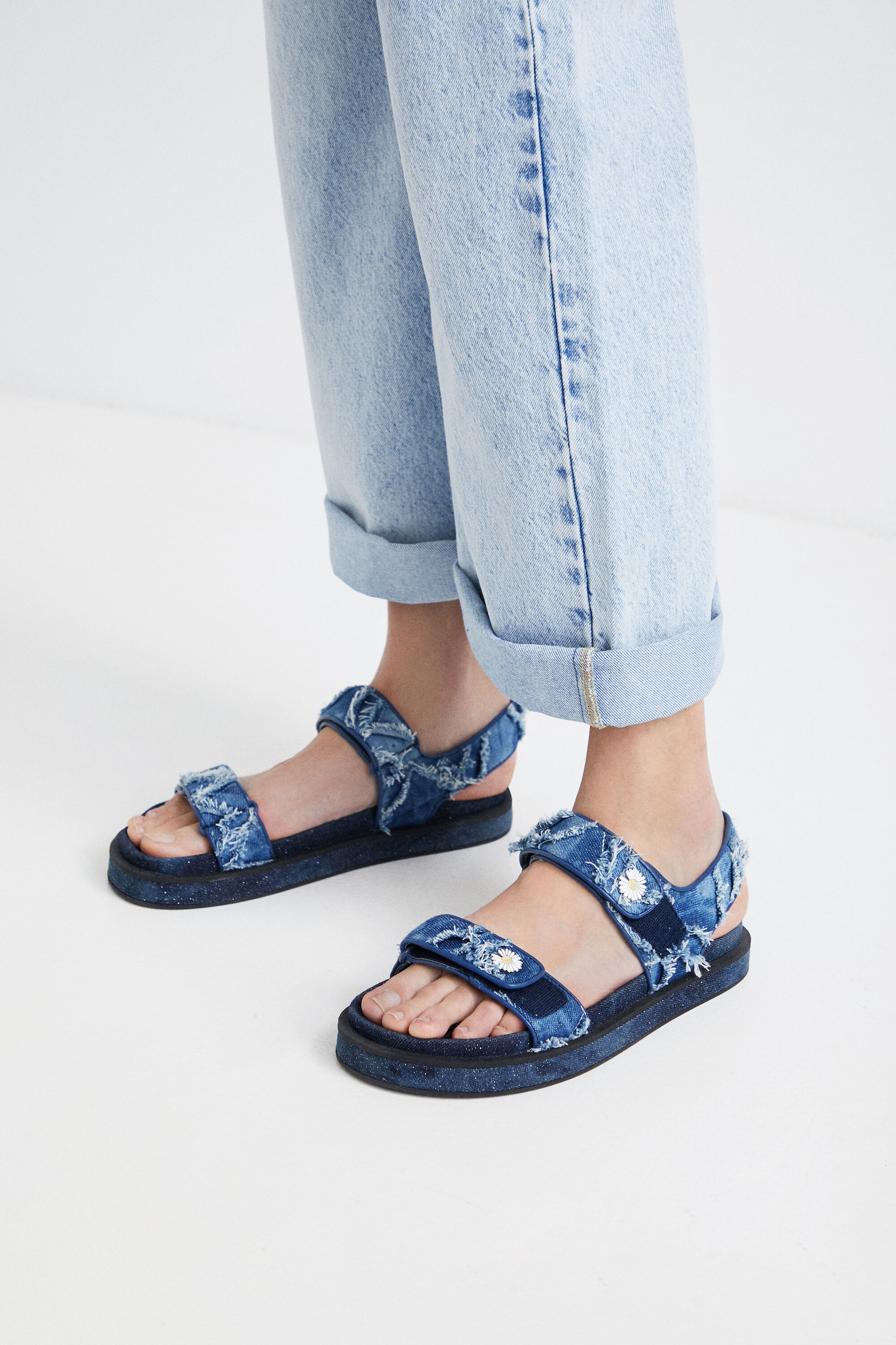 Sandalia denim con velcro