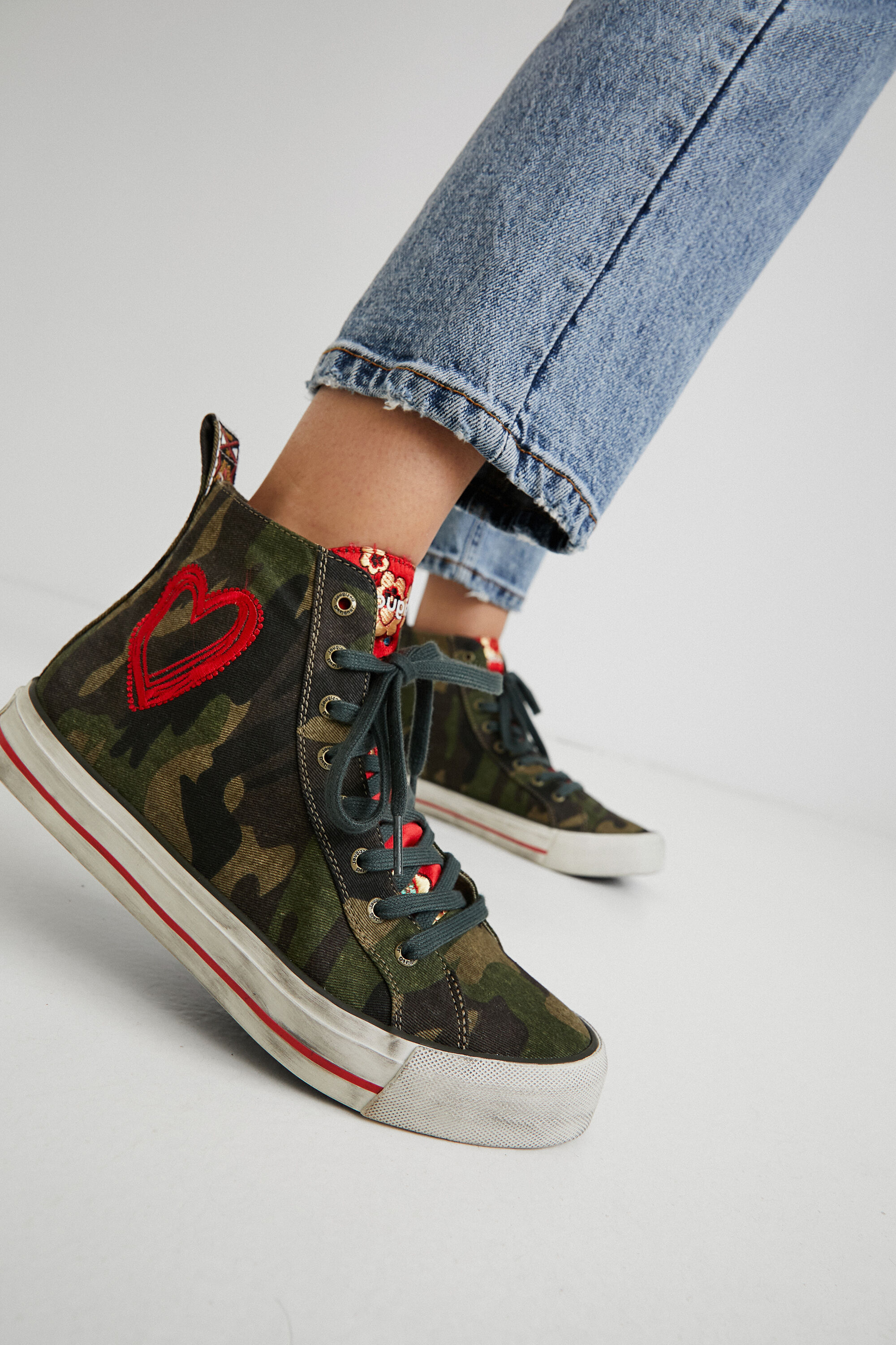 Sneakers ca&ntilde;a alta camuflaje