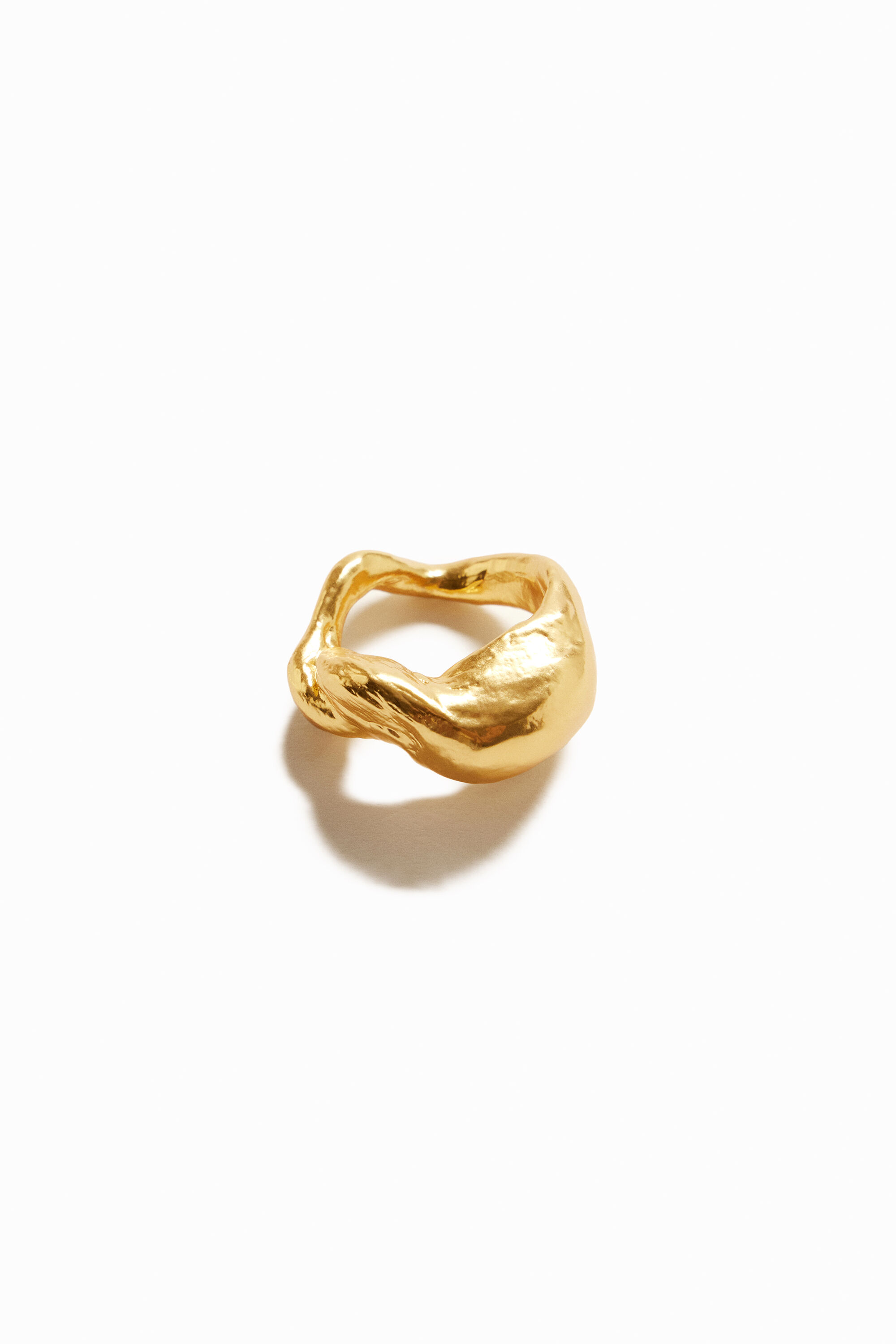 Anillo formas org&aacute;nicas ba&ntilde;o oro Zalio