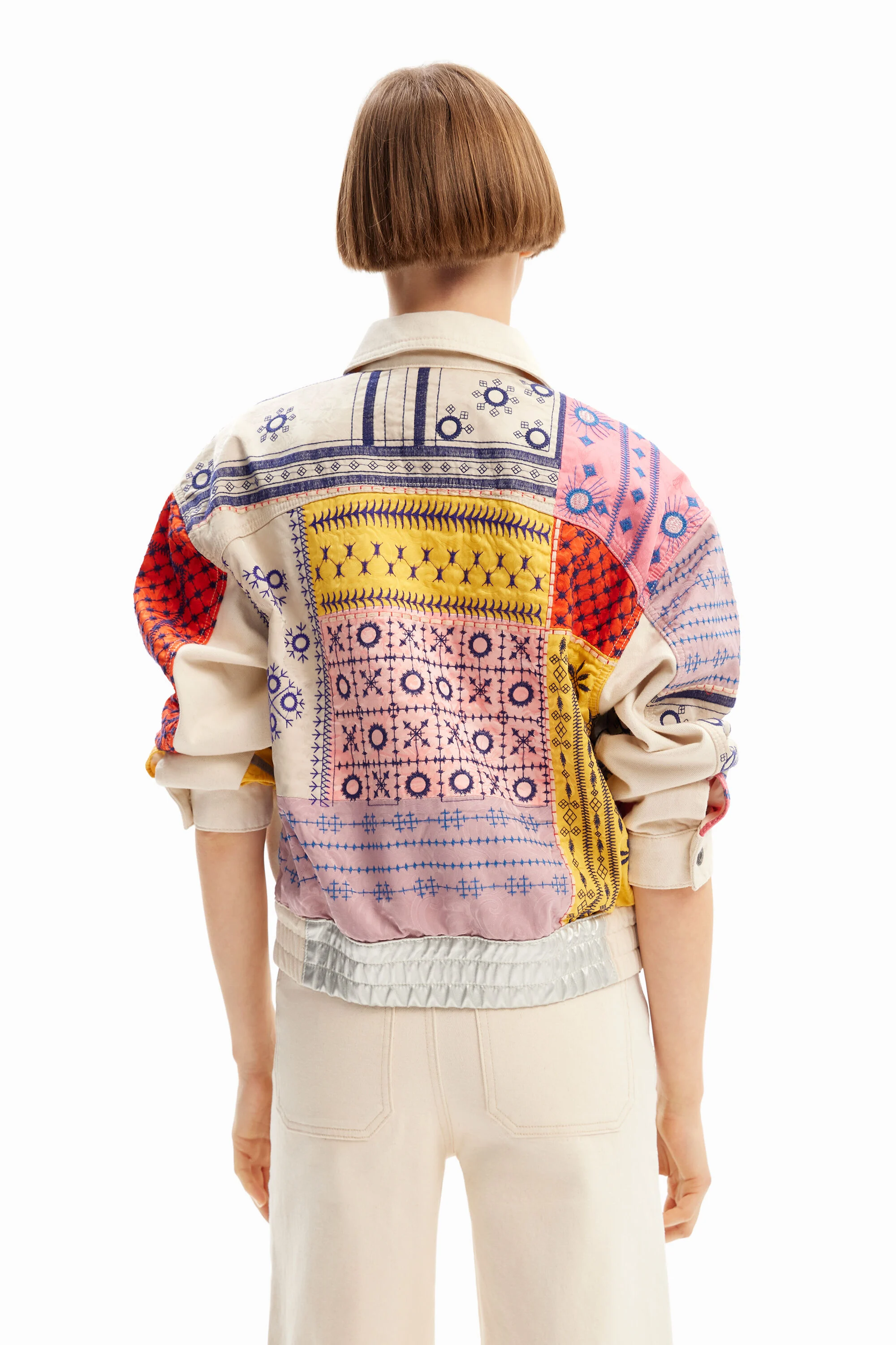 Chaqueta vaquera corta bordados