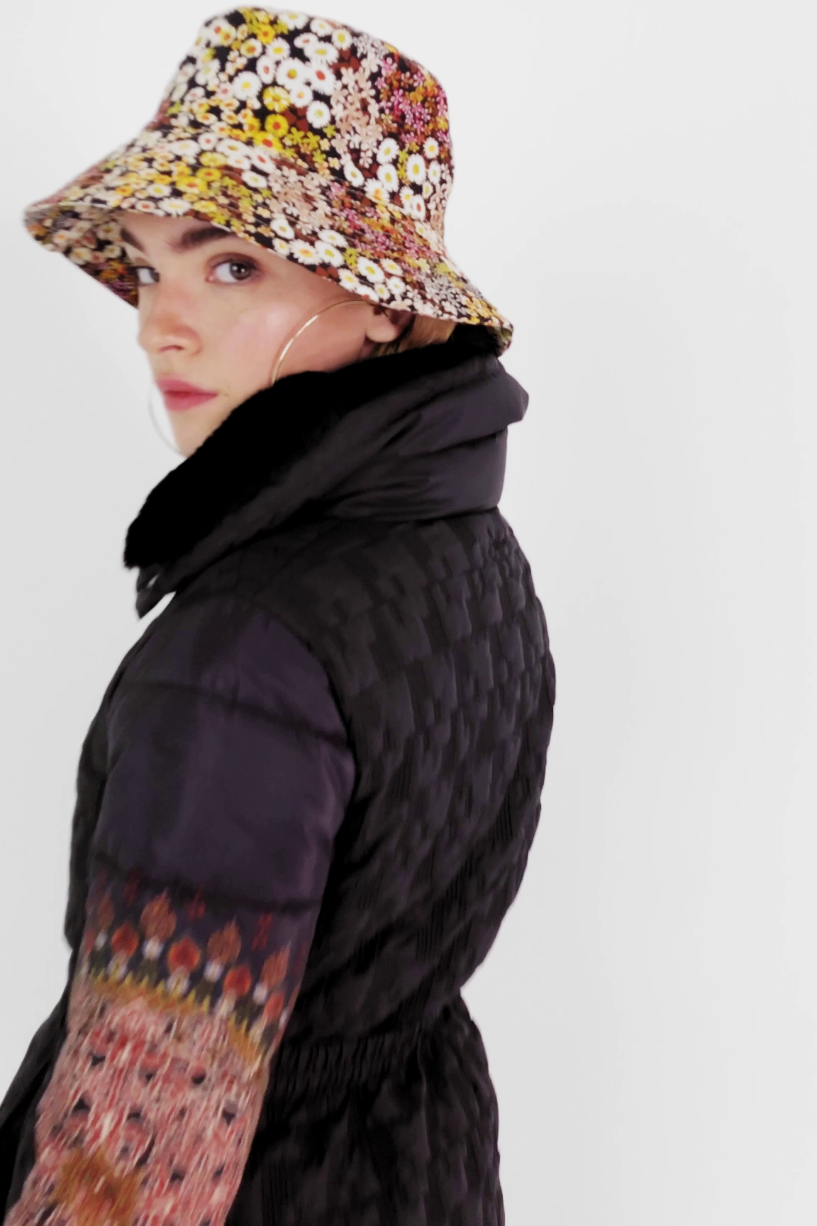 Chaqueta padded cintura ajustable cuello alto