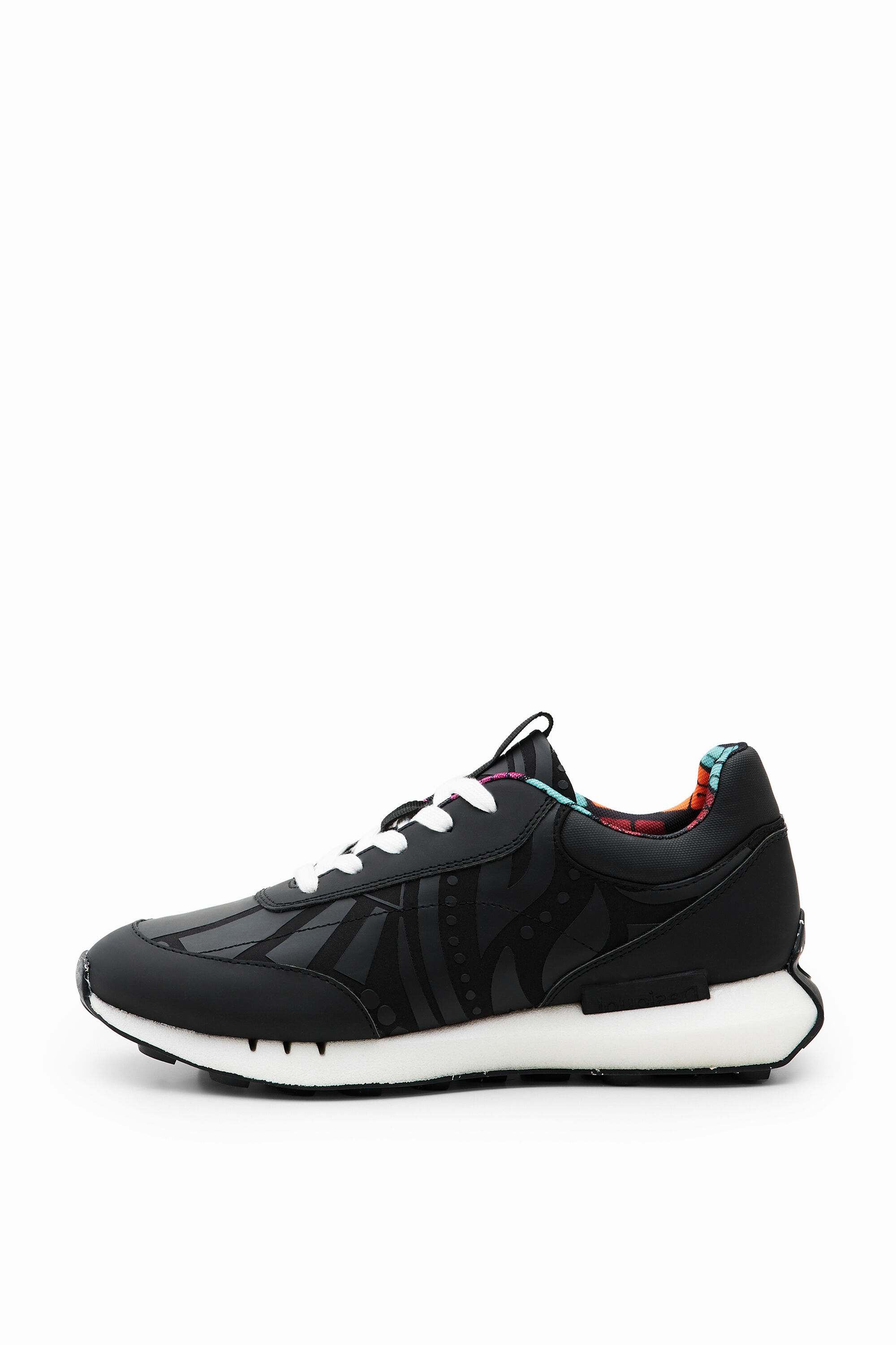 Sneakers runner detalles engomados