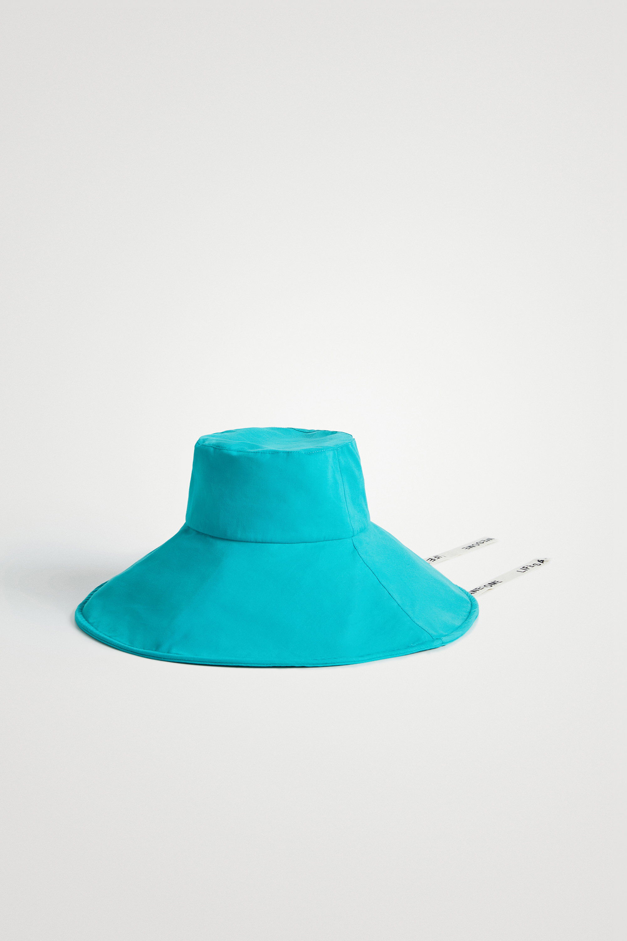 Gorro ala ancha