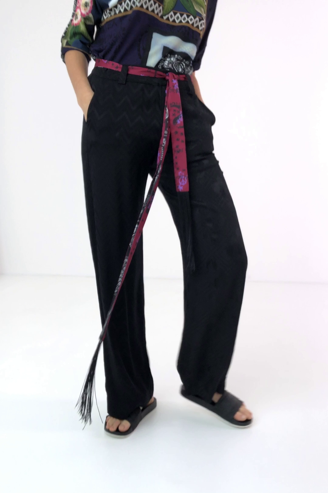 Pantal&oacute;n con pa&ntilde;uelo cintur&oacute;n