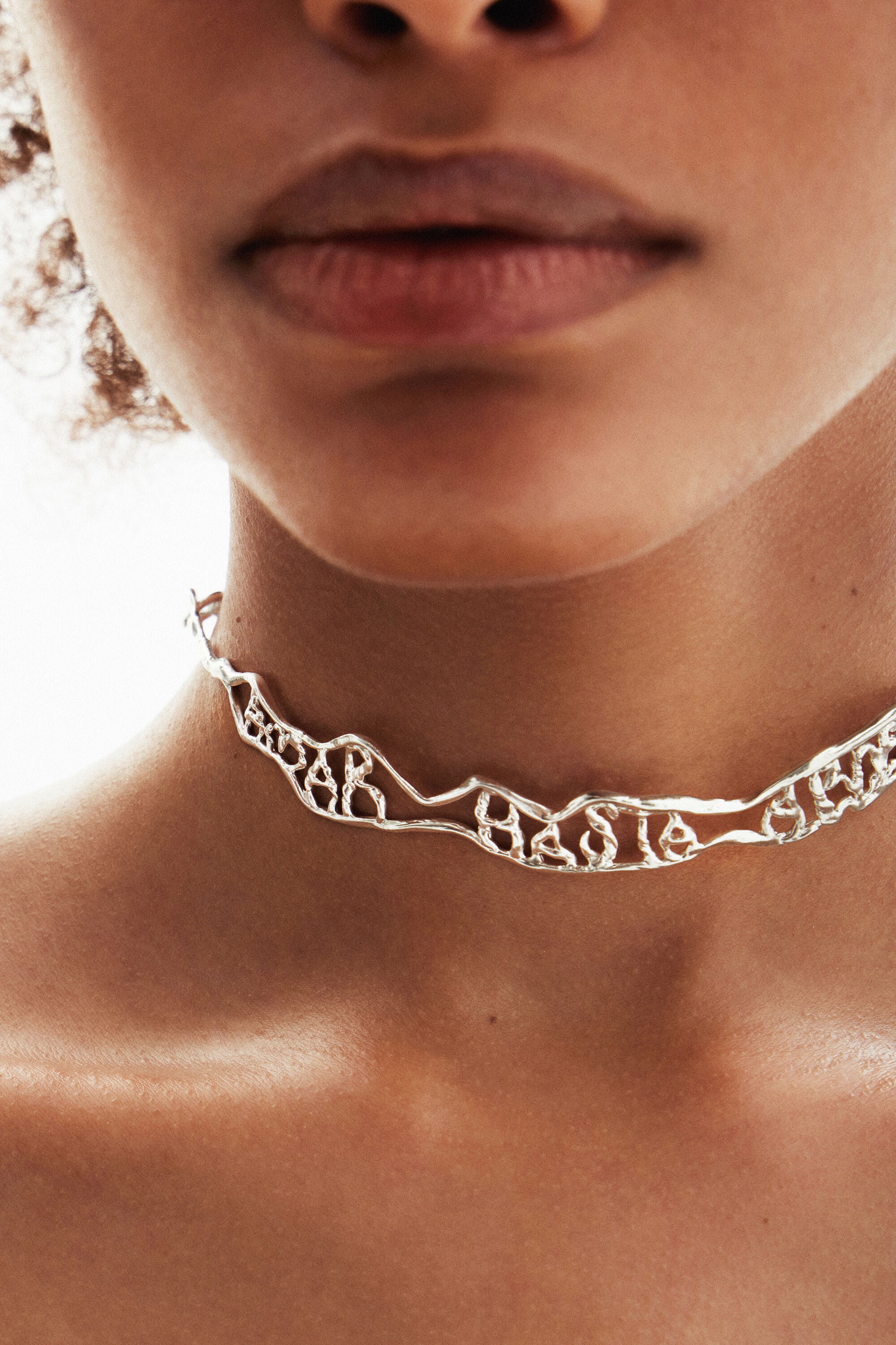 Choker mensaje estrecho ba&ntilde;o plata Zalio