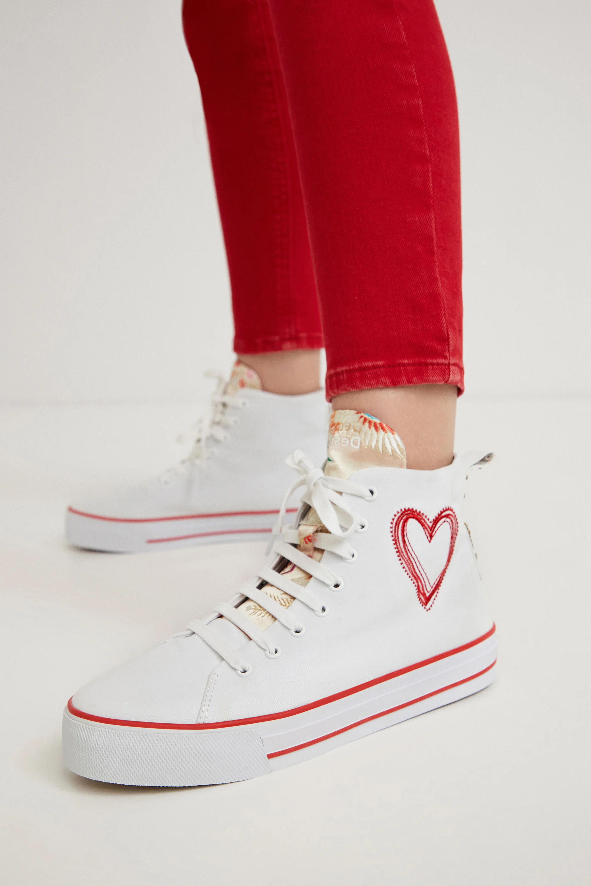 Bot&iacute;n sneaker con coraz&oacute;n