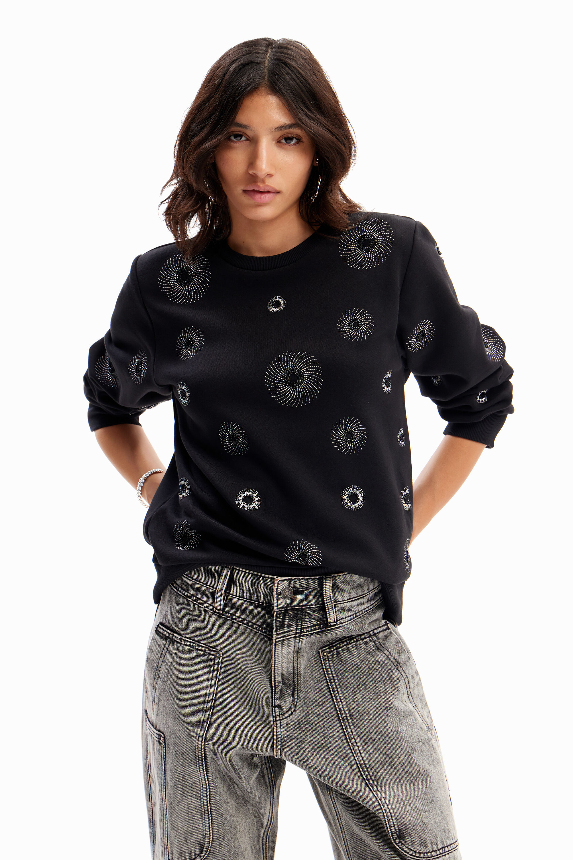 Sudadera bordados geom&eacute;tricos
