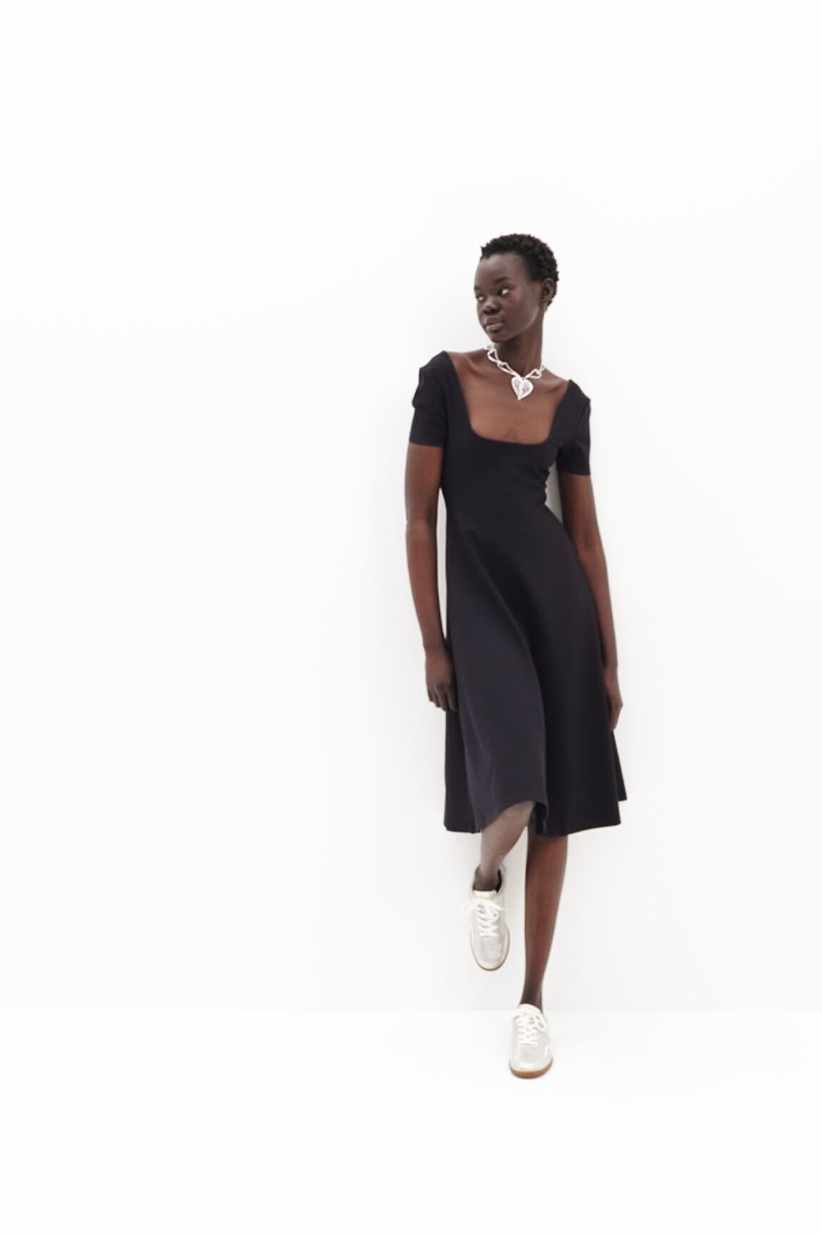 Vestido midi liso manga corta