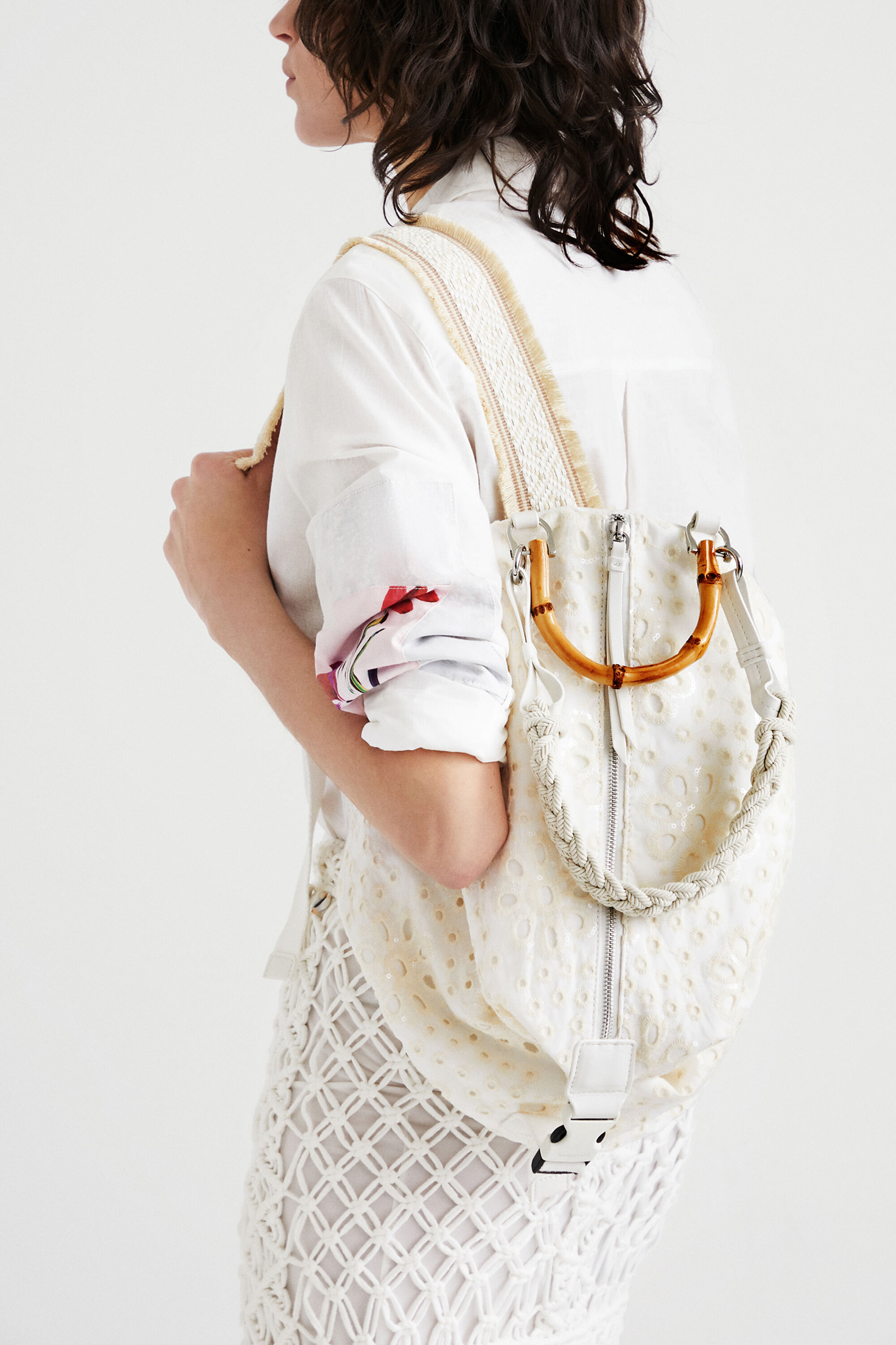 Mochila mediana multiposici&oacute;n bordado ingl&eacute;s