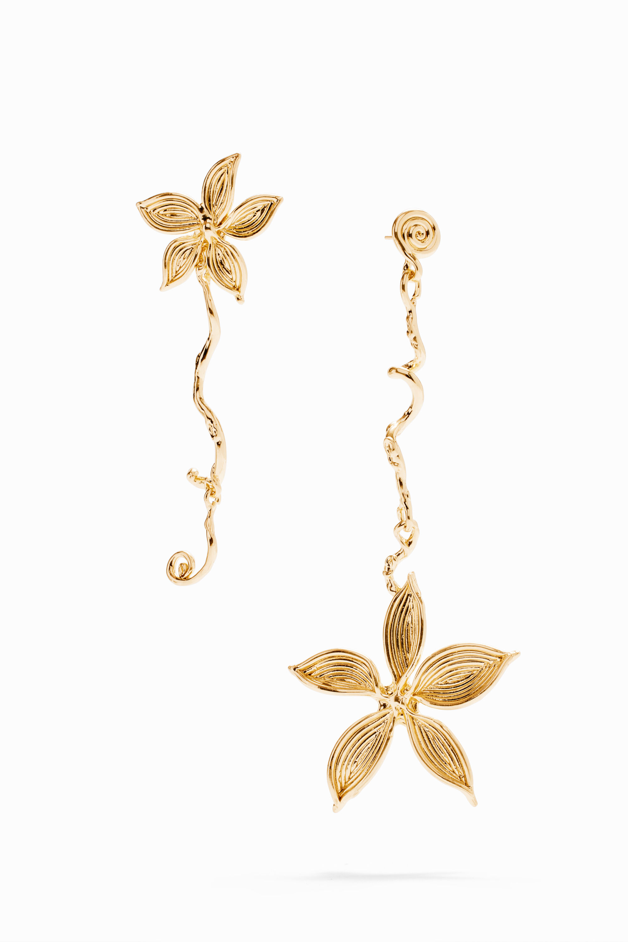 Pendientes largos asim&eacute;tricos flor ba&ntilde;o oro Zalio
