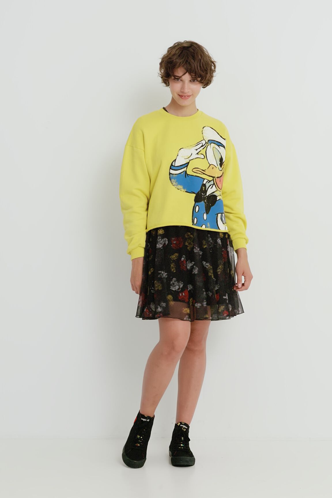 Sudadera ilustraci&oacute;n bajo deshilachado
