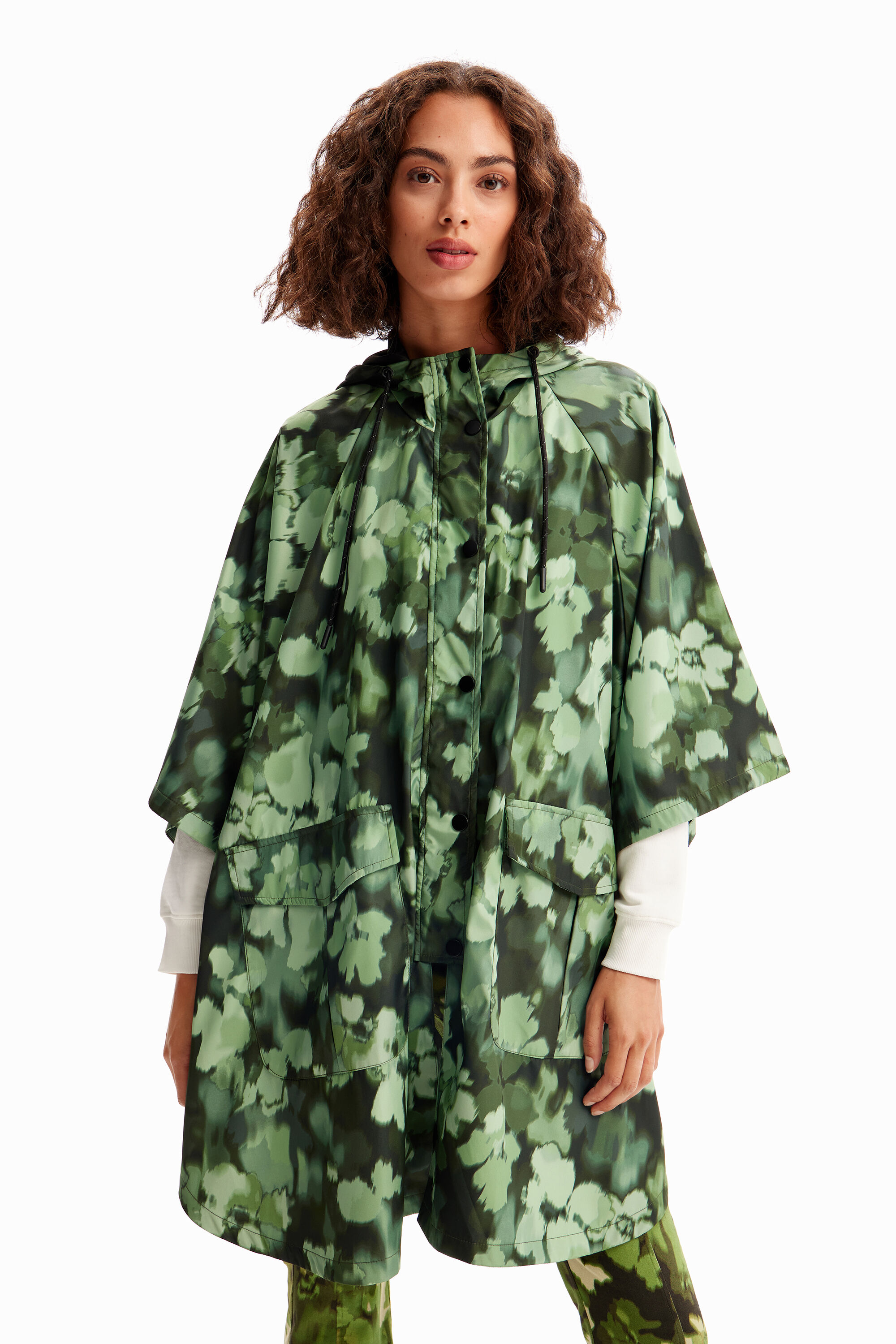 Chubasquero capucha camo