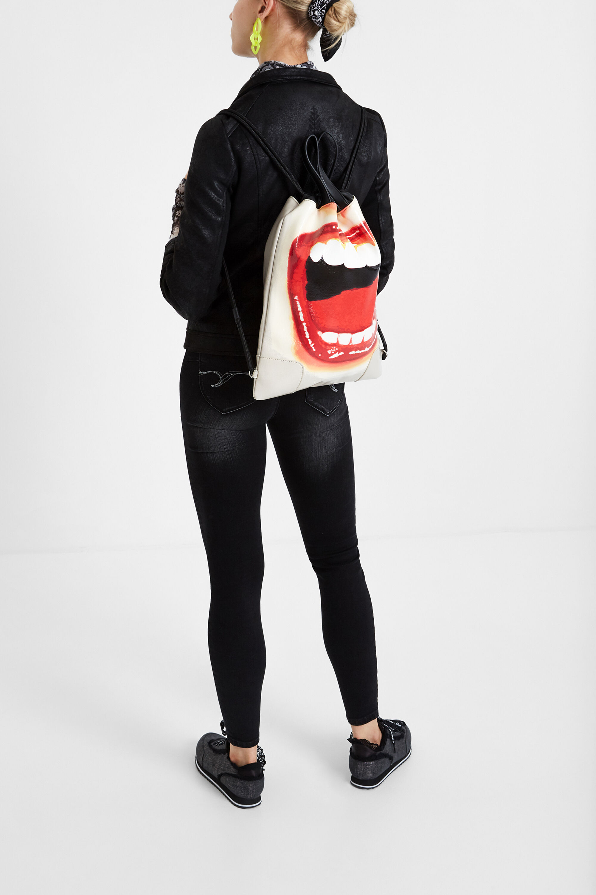 Mochila cordones labios