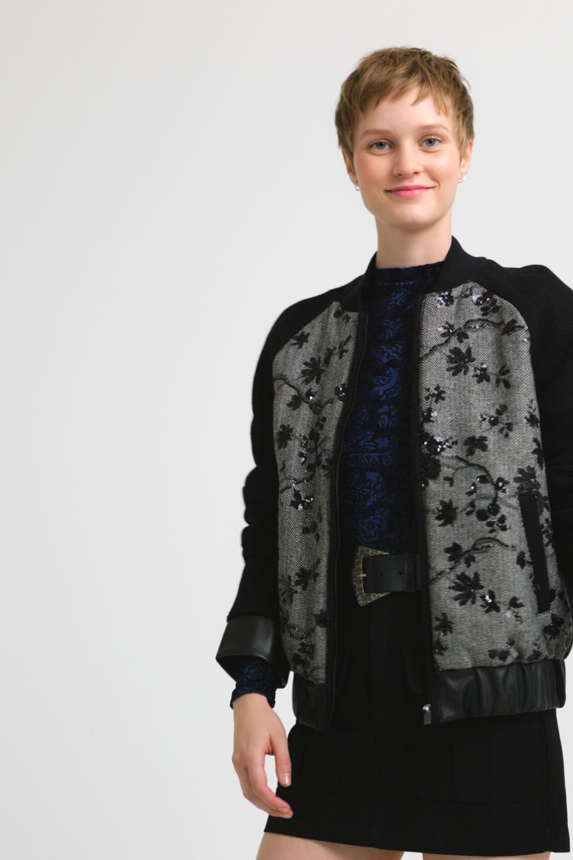 Chaqueta bomber lana bordada