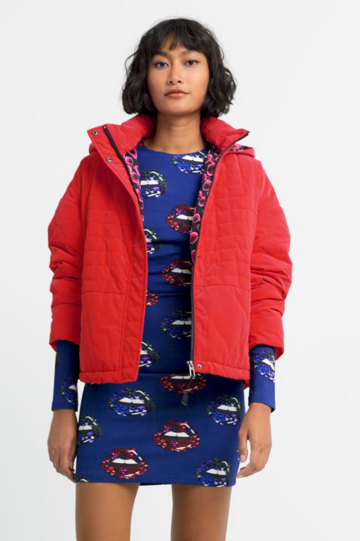 Chaqueta corta acolchada capucha