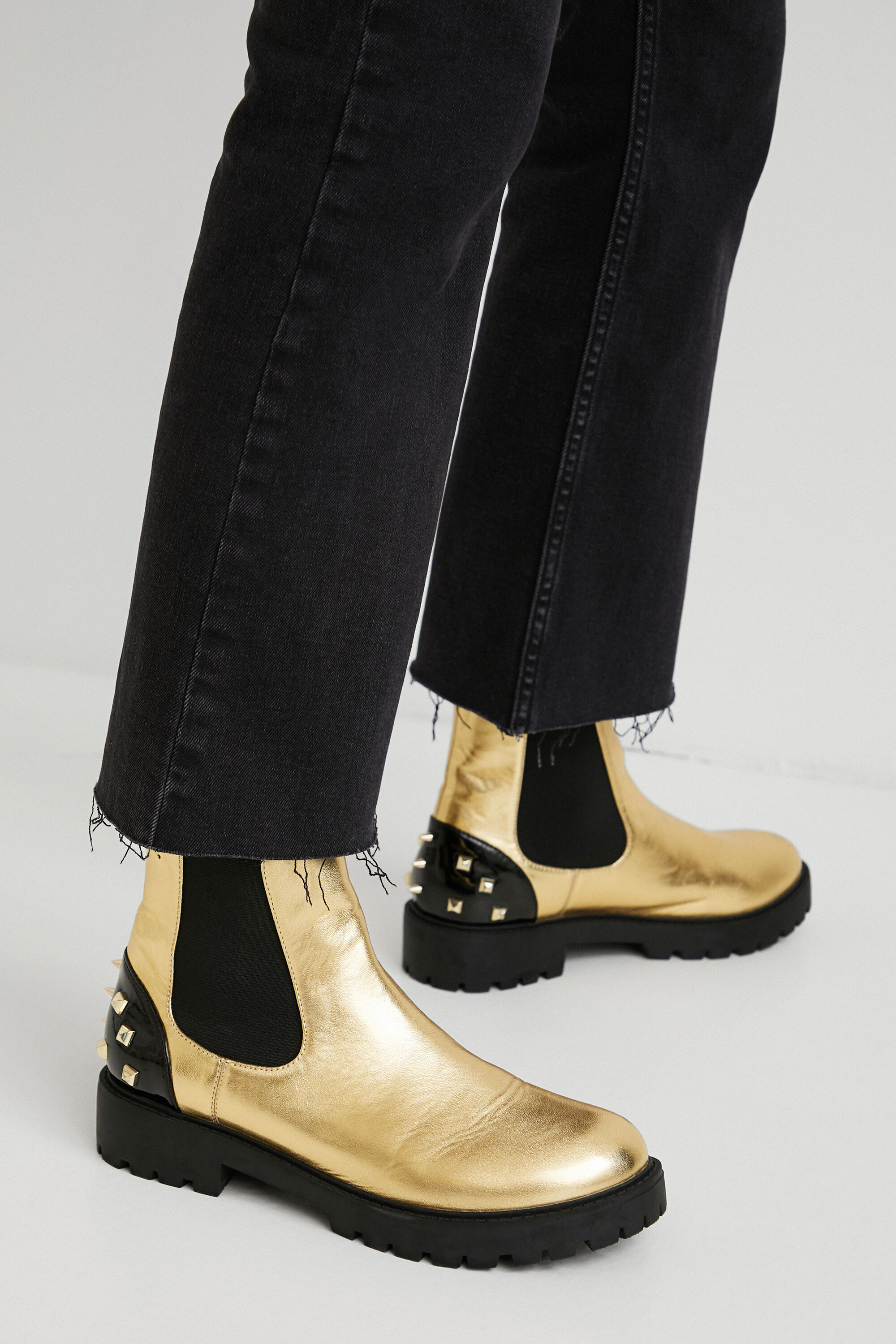 Botines biker oro tachuelas