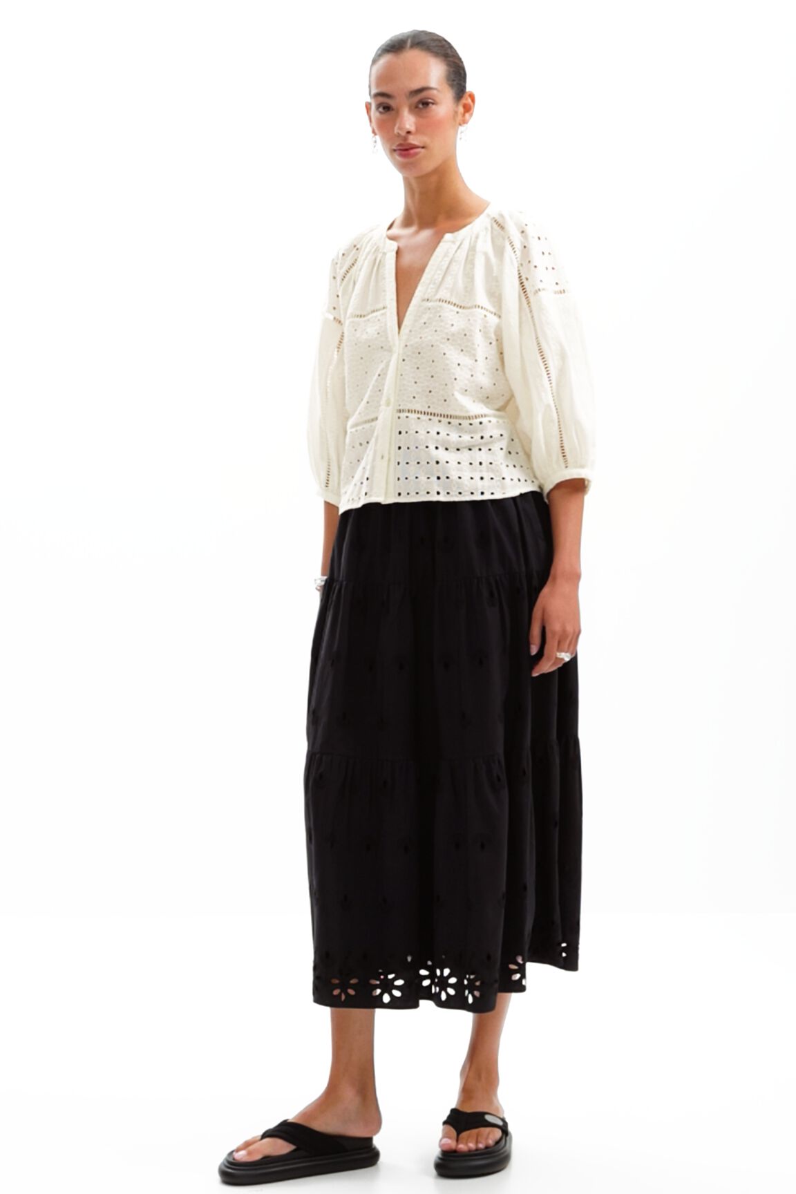Blusa cuello pico bordado suizo
