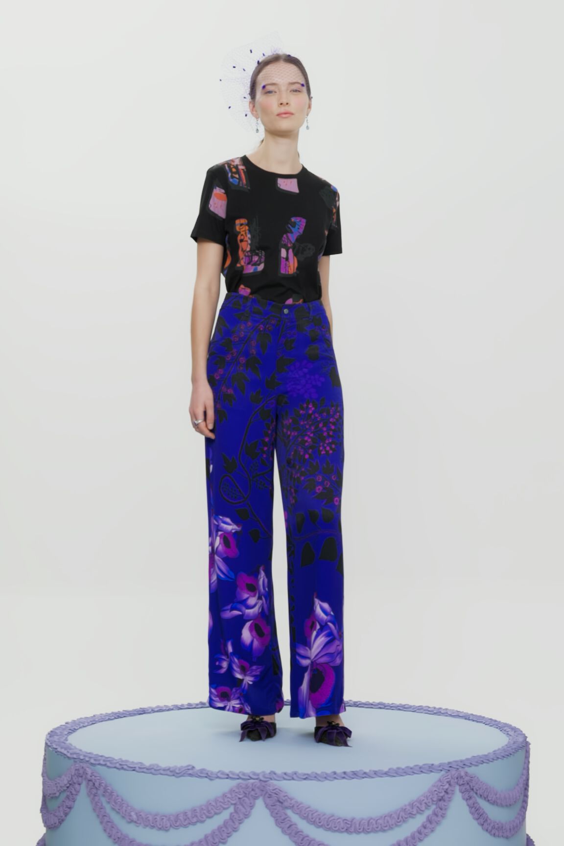 Pantal&oacute;n pata ancha flores
