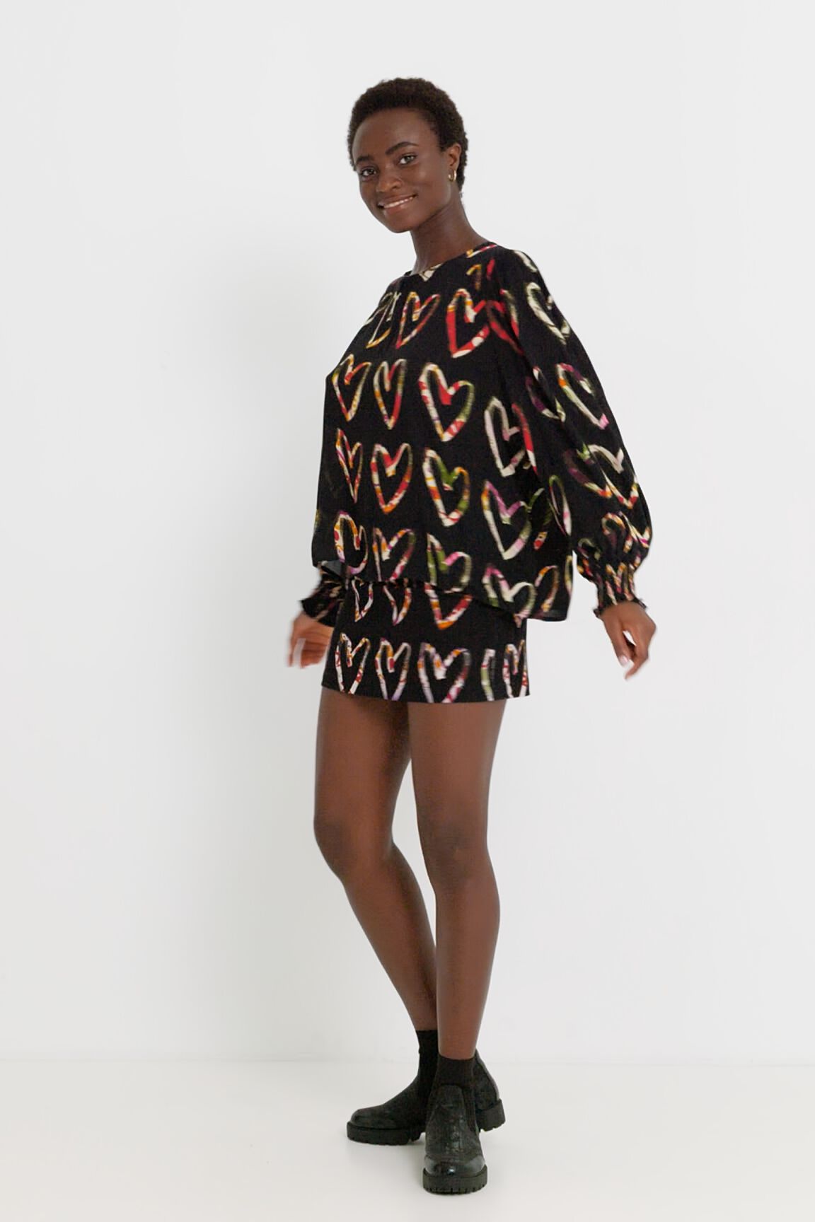Blusa loose crepe corazones