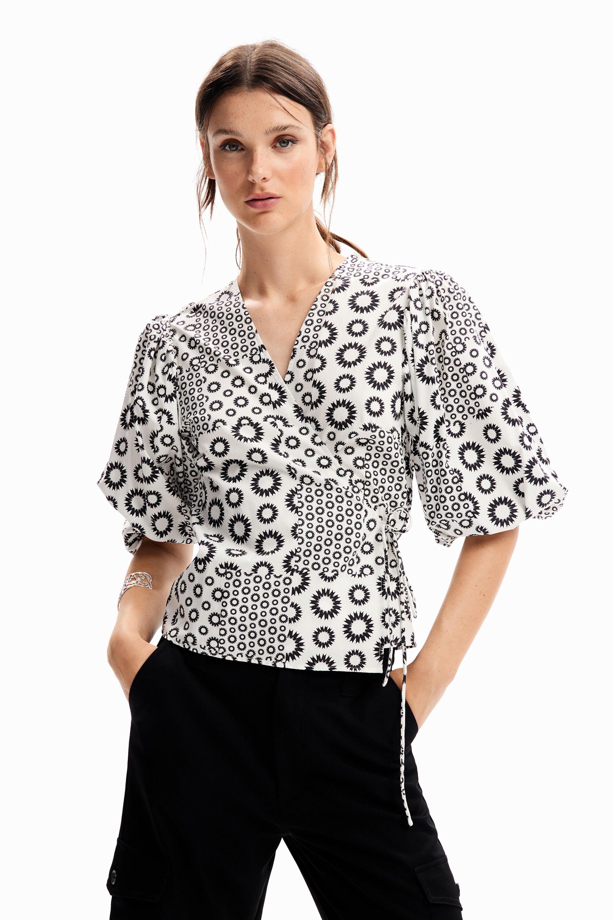 Blusa cruzada patch