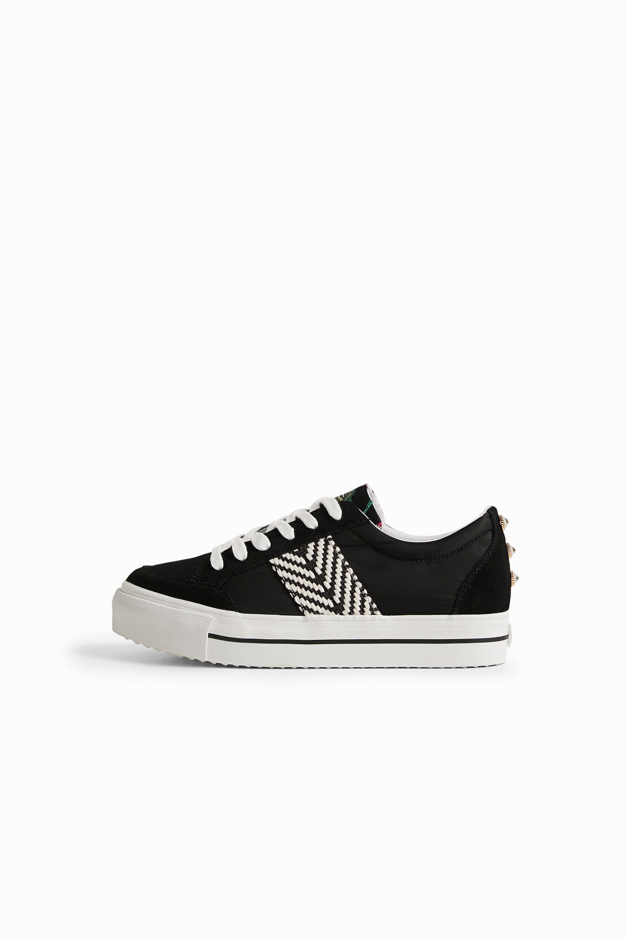 Zapatilla con cinta &eacute;tnica