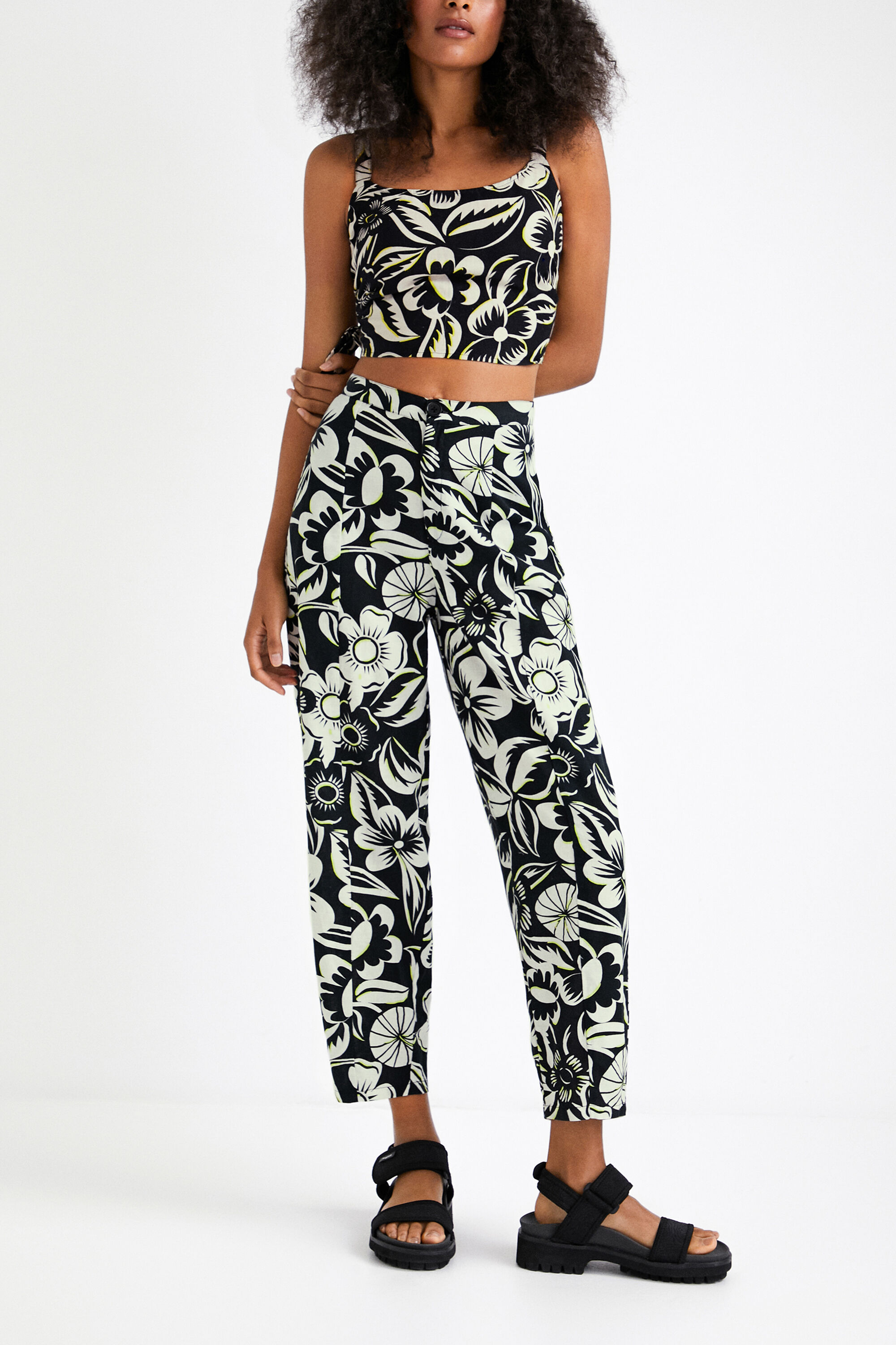 Top cropped tirantes flores