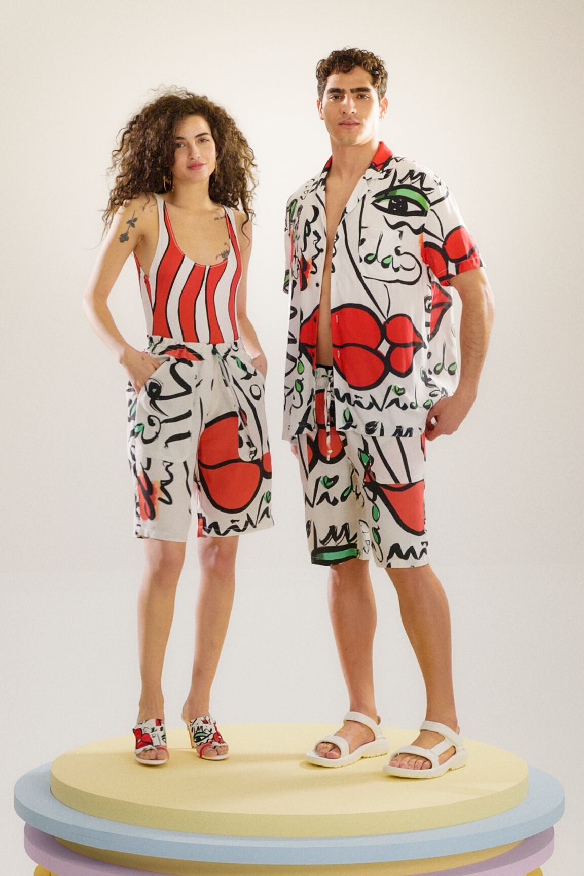 Bermudas unisex con cord&oacute;n y estampado 'El beso'