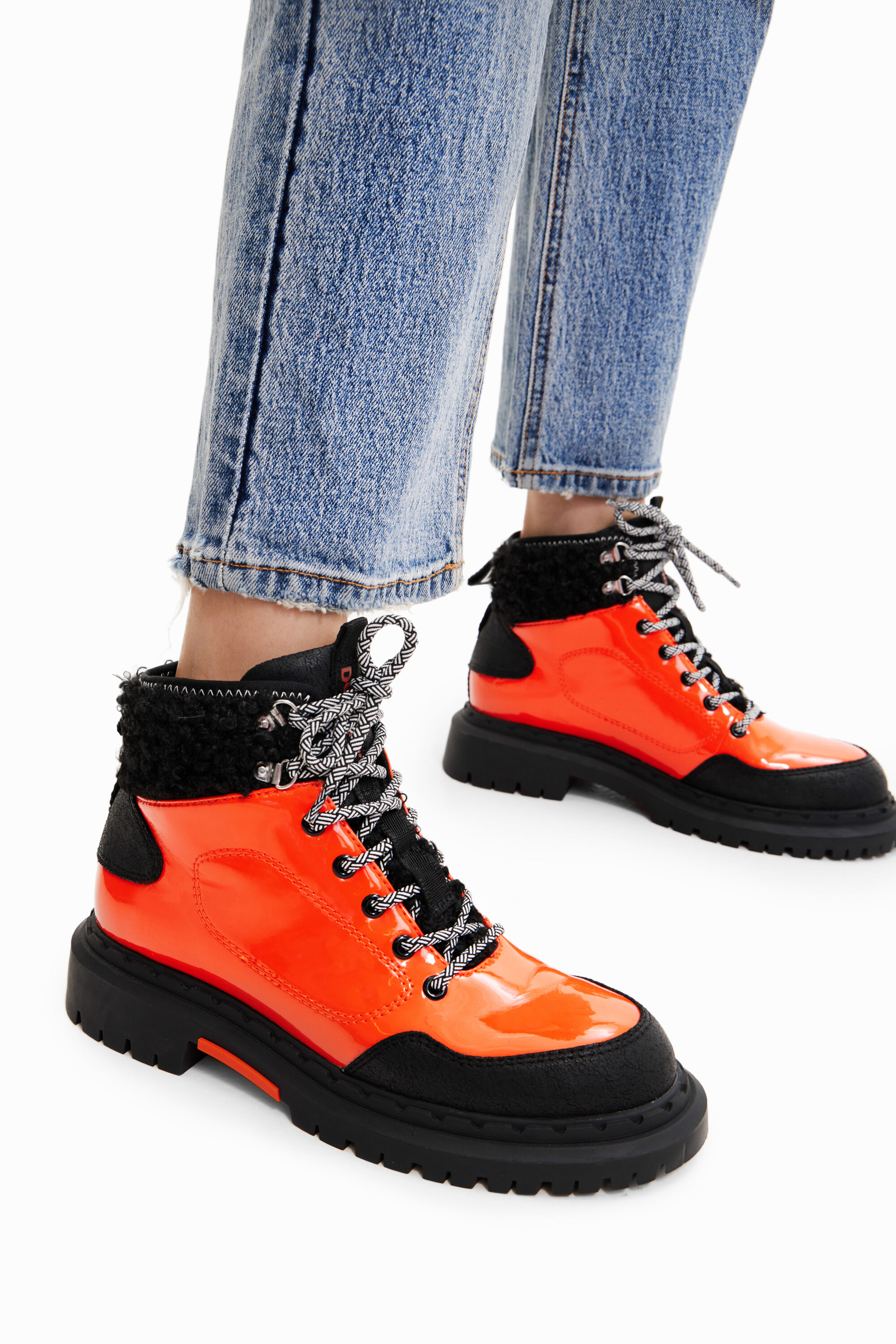 Bota trekking cordones