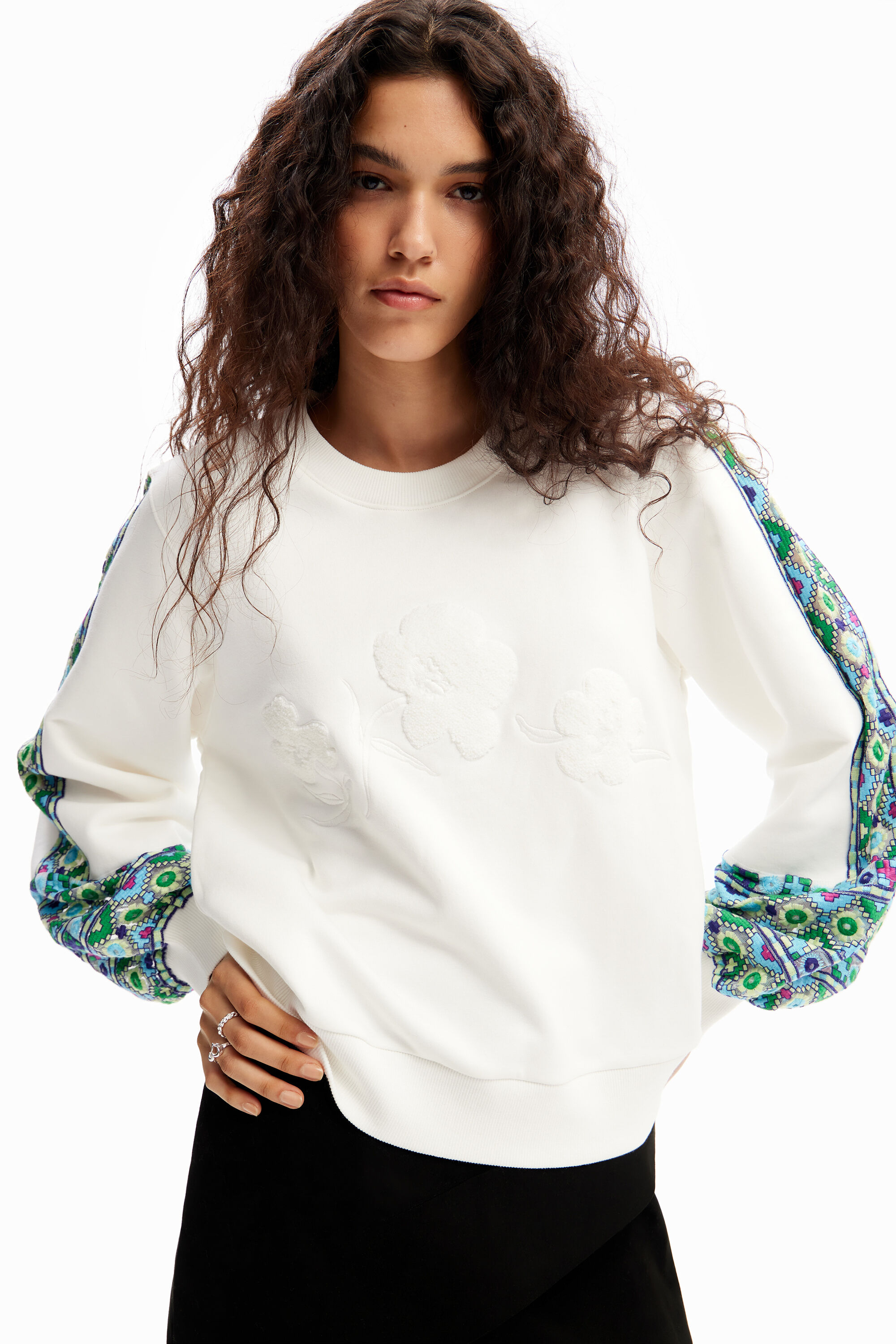 Sudadera abullonada bordados