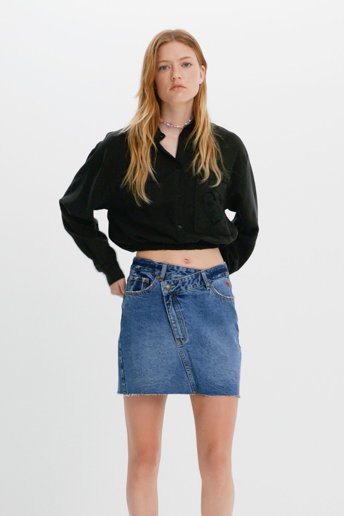 Camisa cropped bolsillo coraz&oacute;n