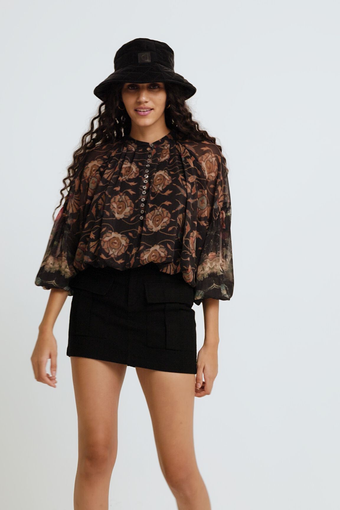 Blusa oversize cuello mao abullonada