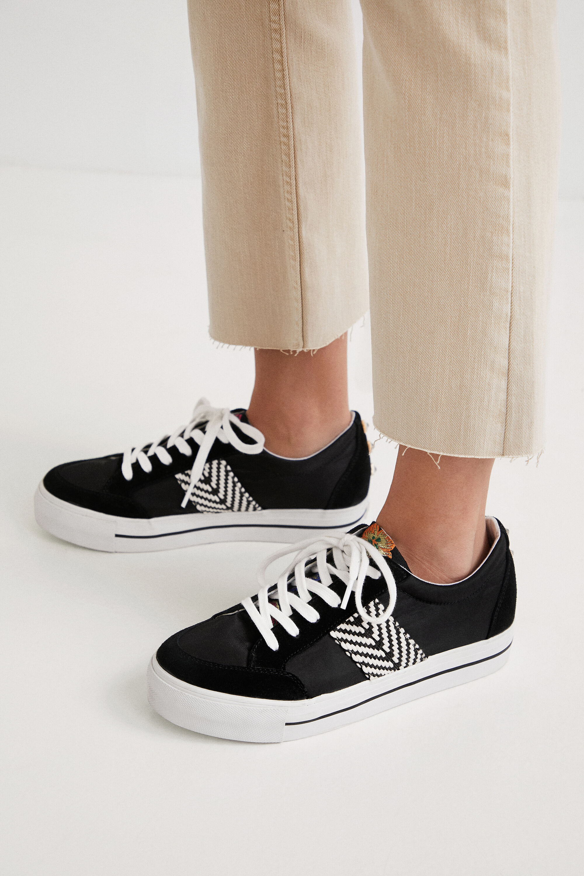 Zapatilla con cinta &eacute;tnica